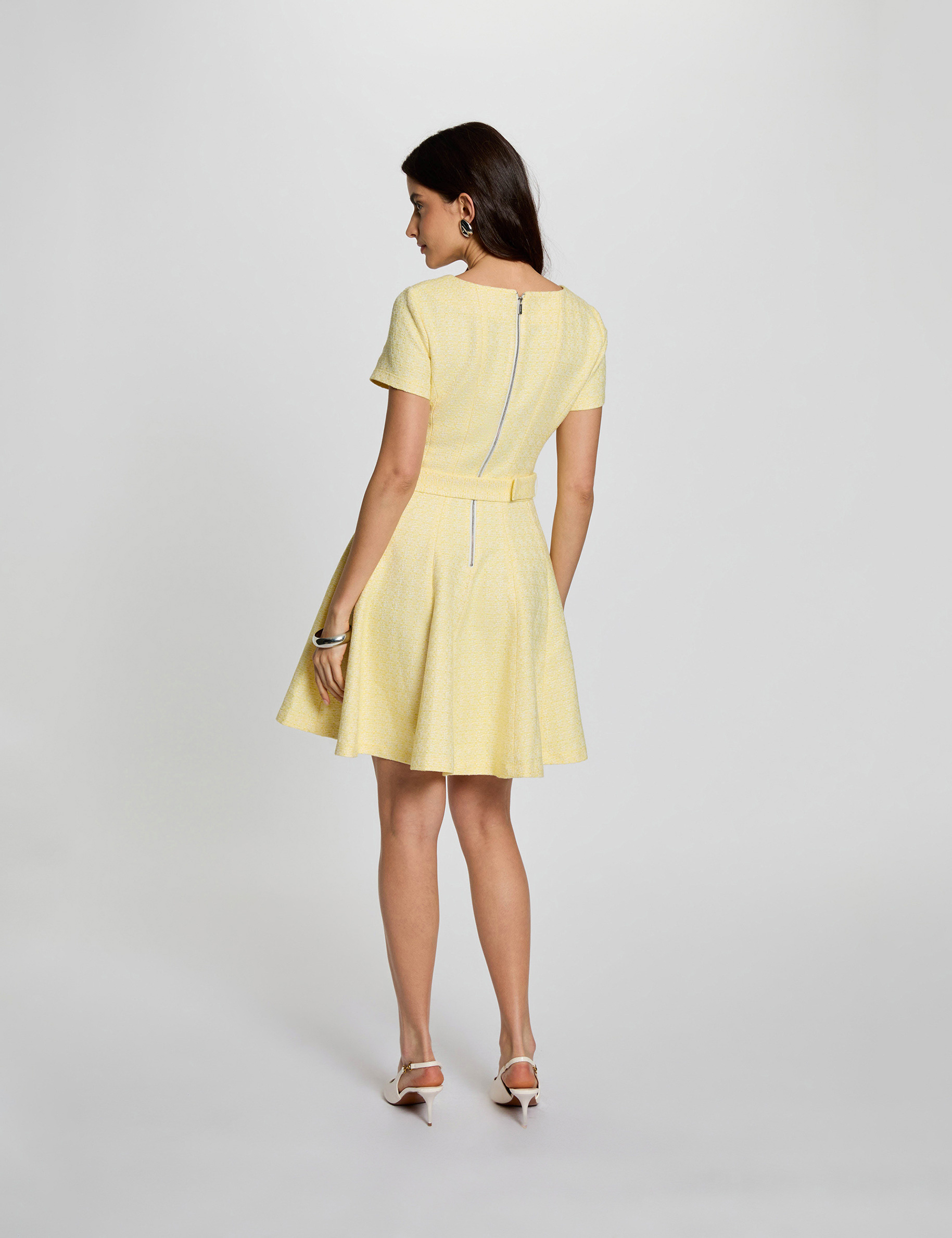 Vestido corto con cintur&oacute;n amarillo pastel mujer