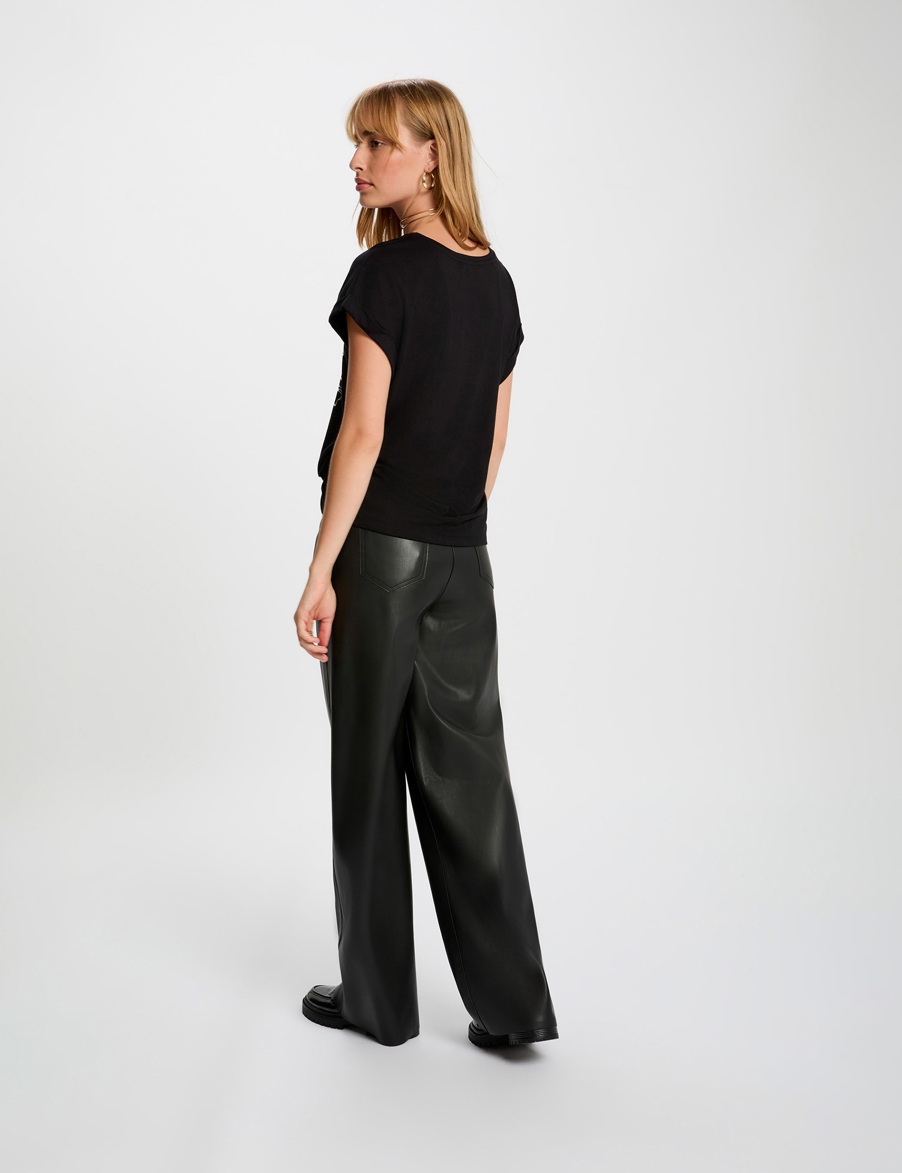Camiseta recta con cuello redondo negro mujer