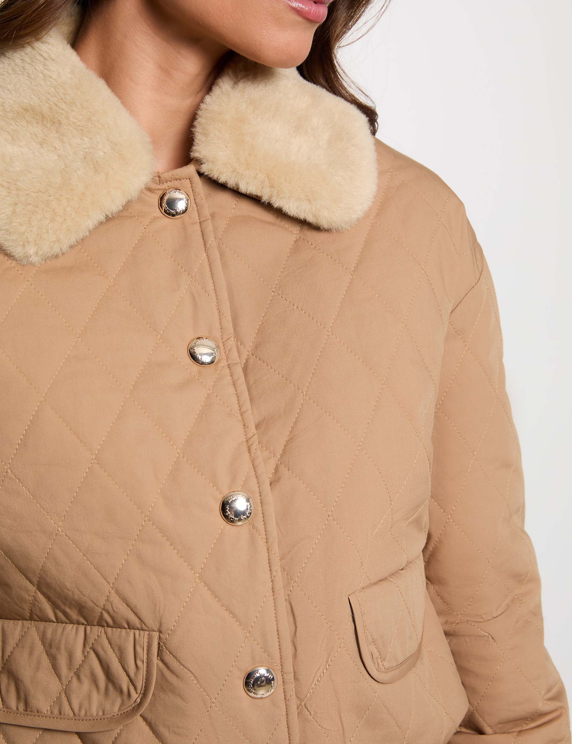 Chaqueta corta acolchada marr&oacute;n co&ntilde;ac mujer