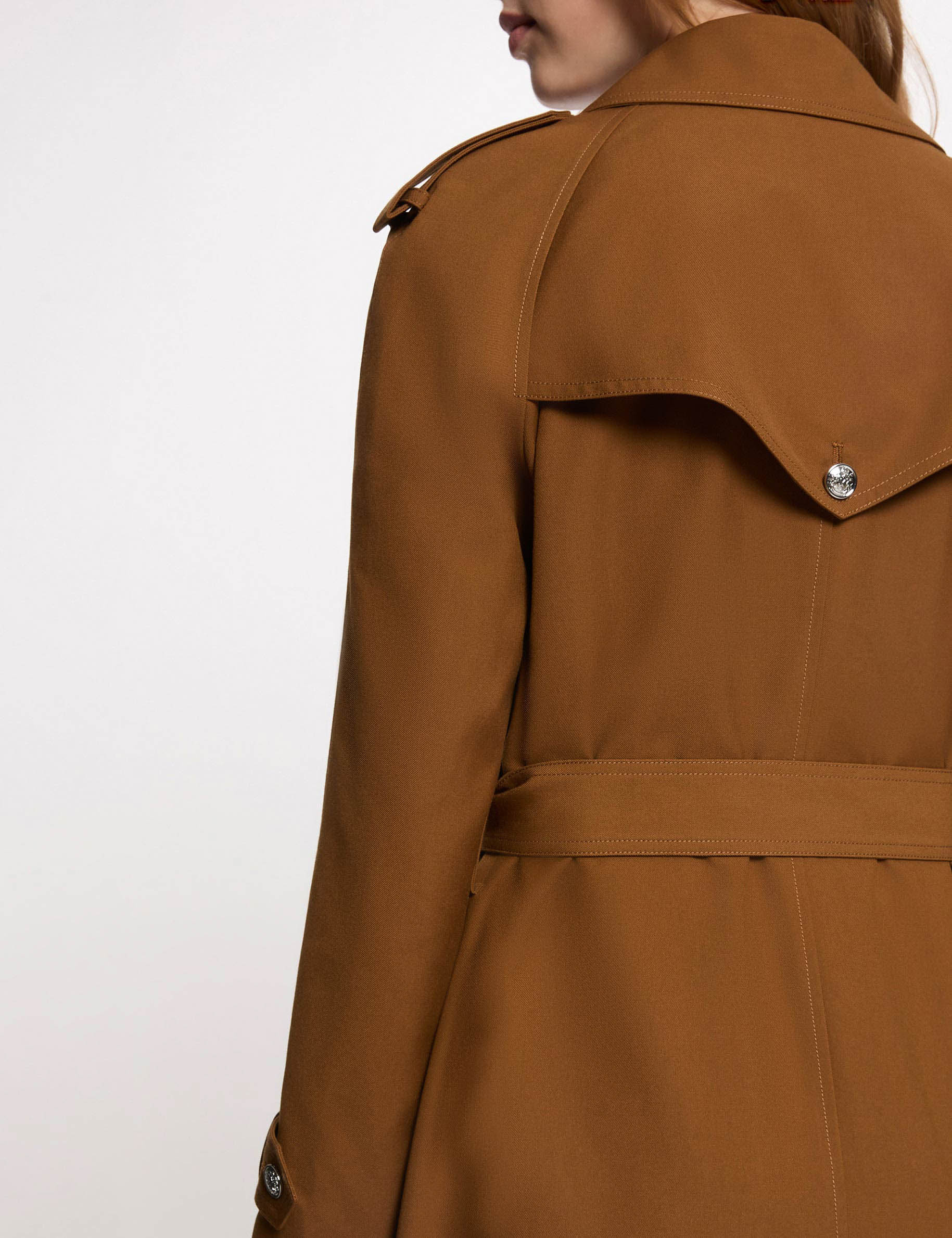 Trench largo con cintur&oacute;n c&aacute;mel mujer