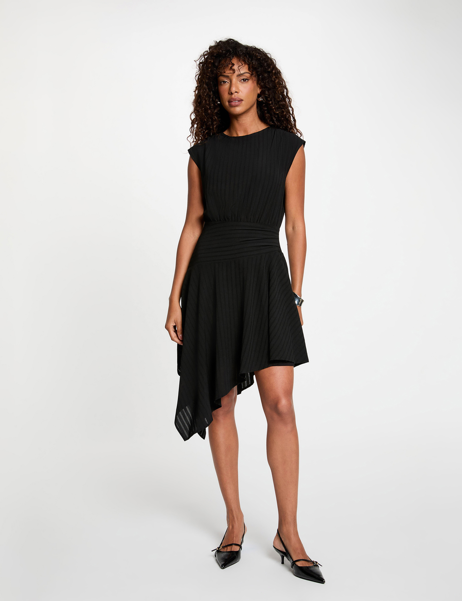 Vestido asim&eacute;trico mangas cortas negro mujer
