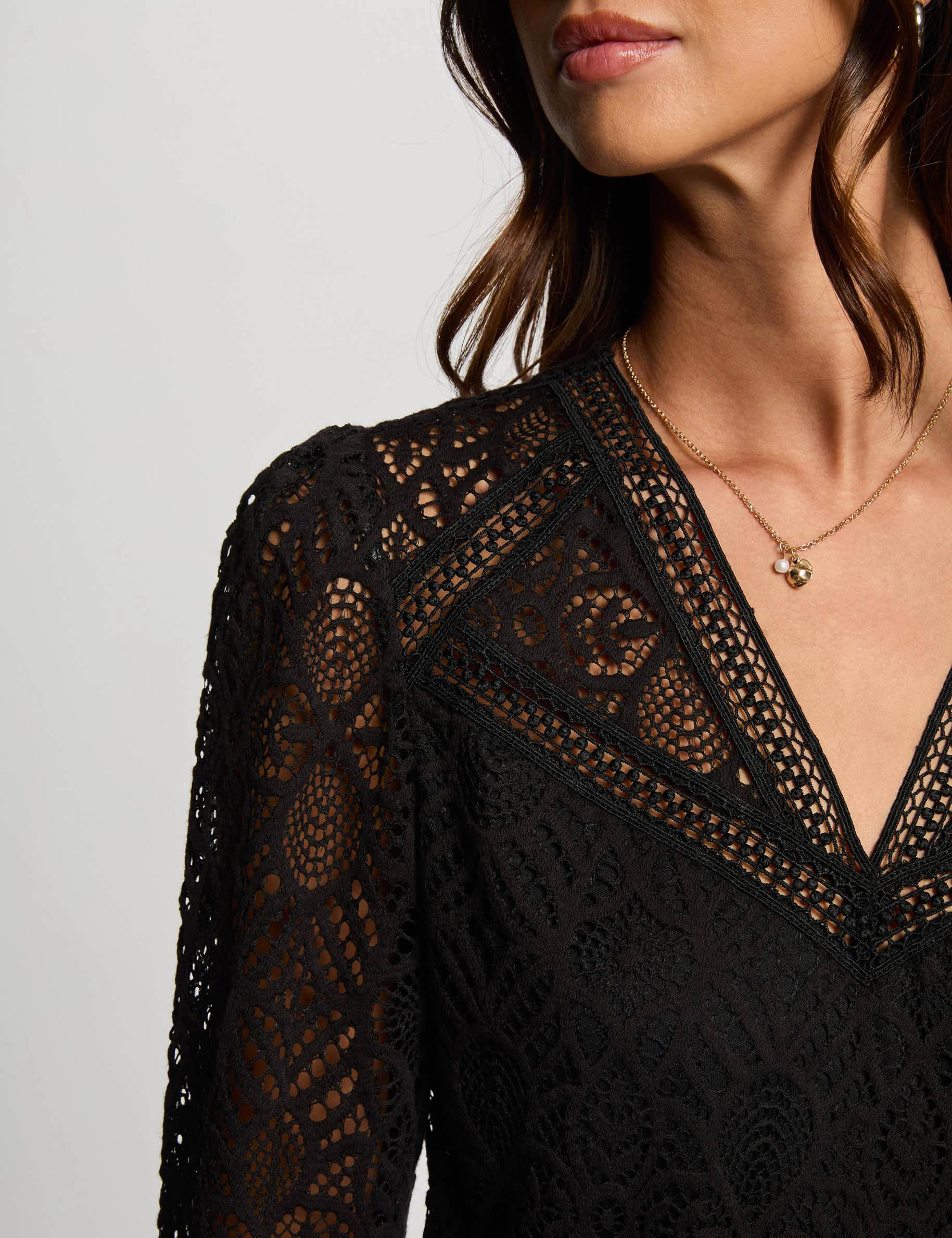 camiseta encaje escote en v negro mujer Camiseta encaje escote en V negro mujer