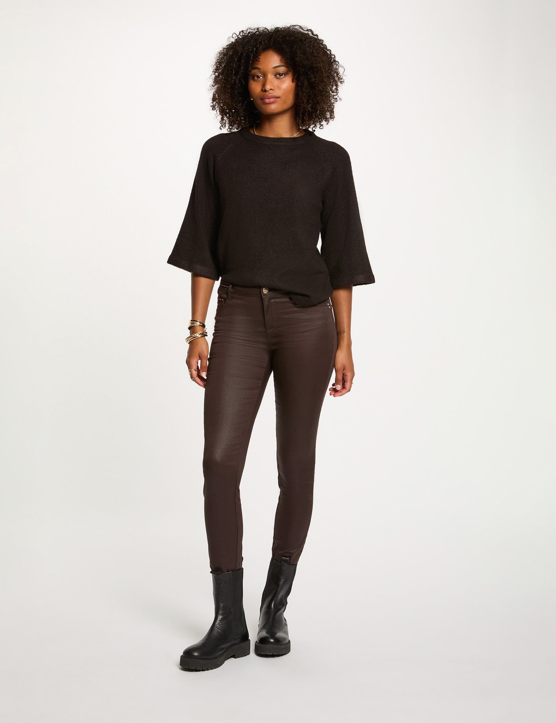 Pantal&oacute;n slim efecto mojado marr&oacute;n oscuro mujer