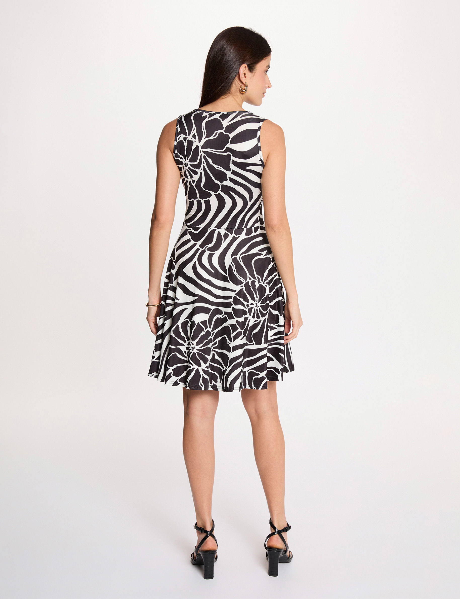 Vestido corto escotado negro mujer
