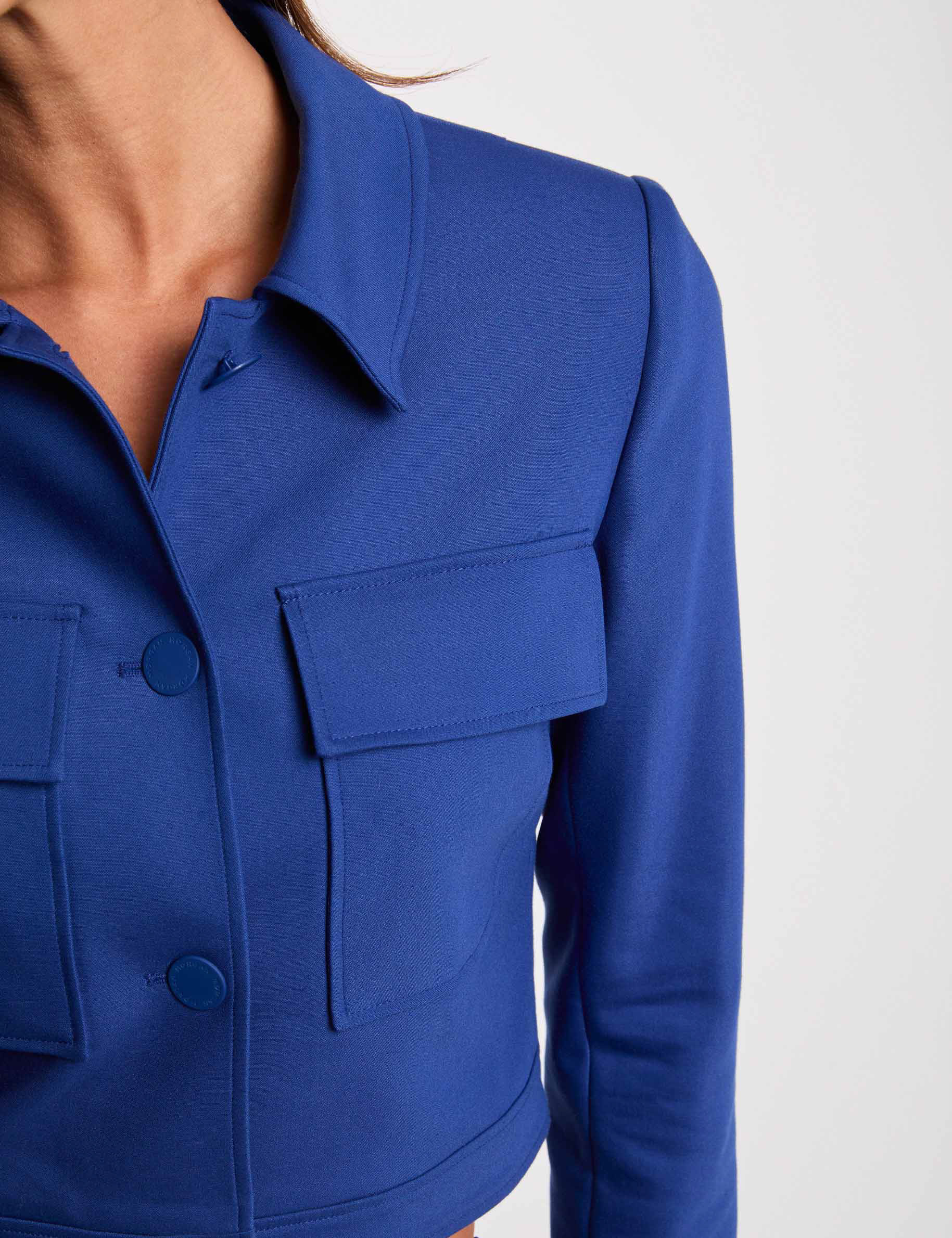 chaqueta corta abotonada azul electrico mujer Chaqueta corta abotonada azul eléctrico mujer