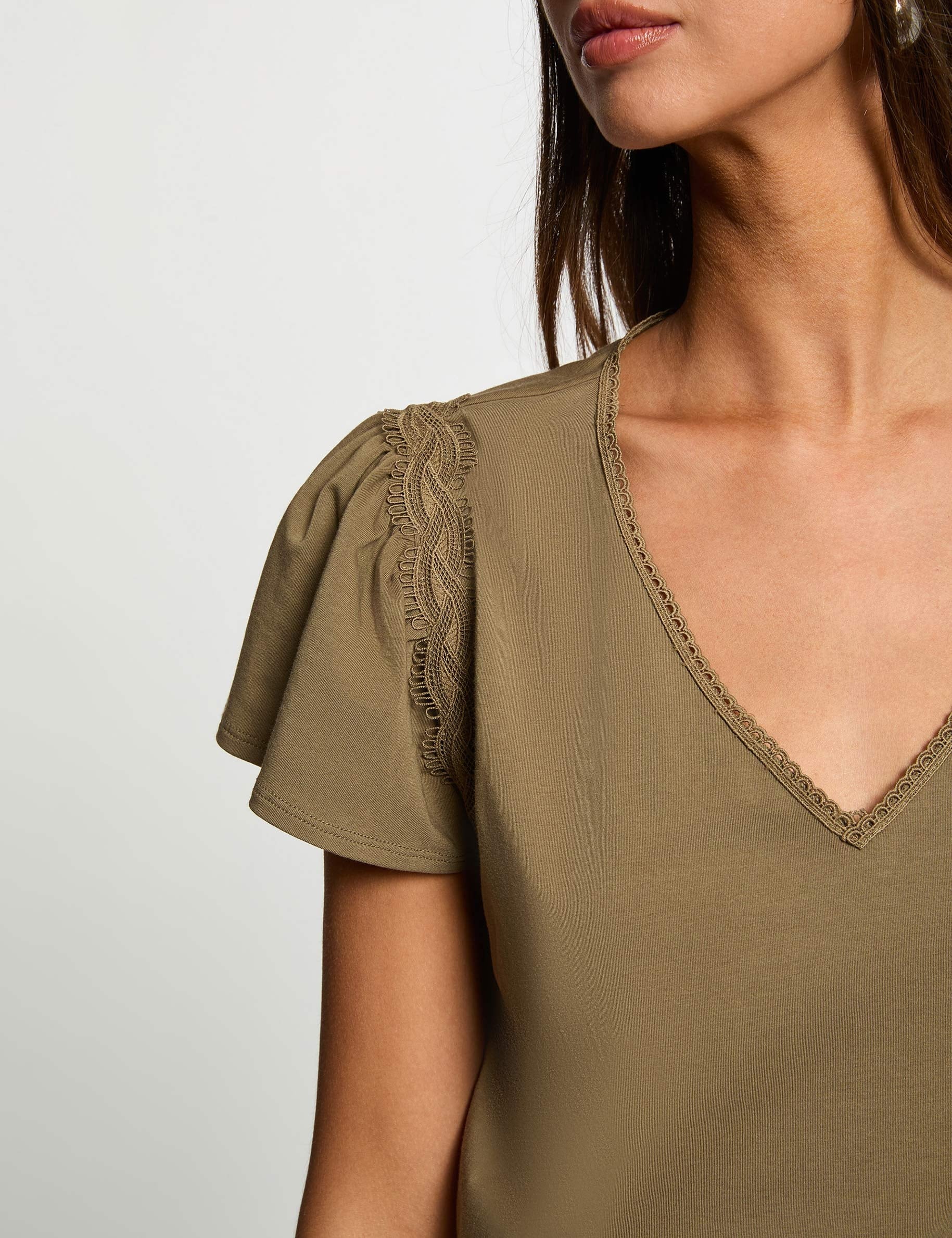 Camiseta con cuello en v y volantes verde caqui mujer