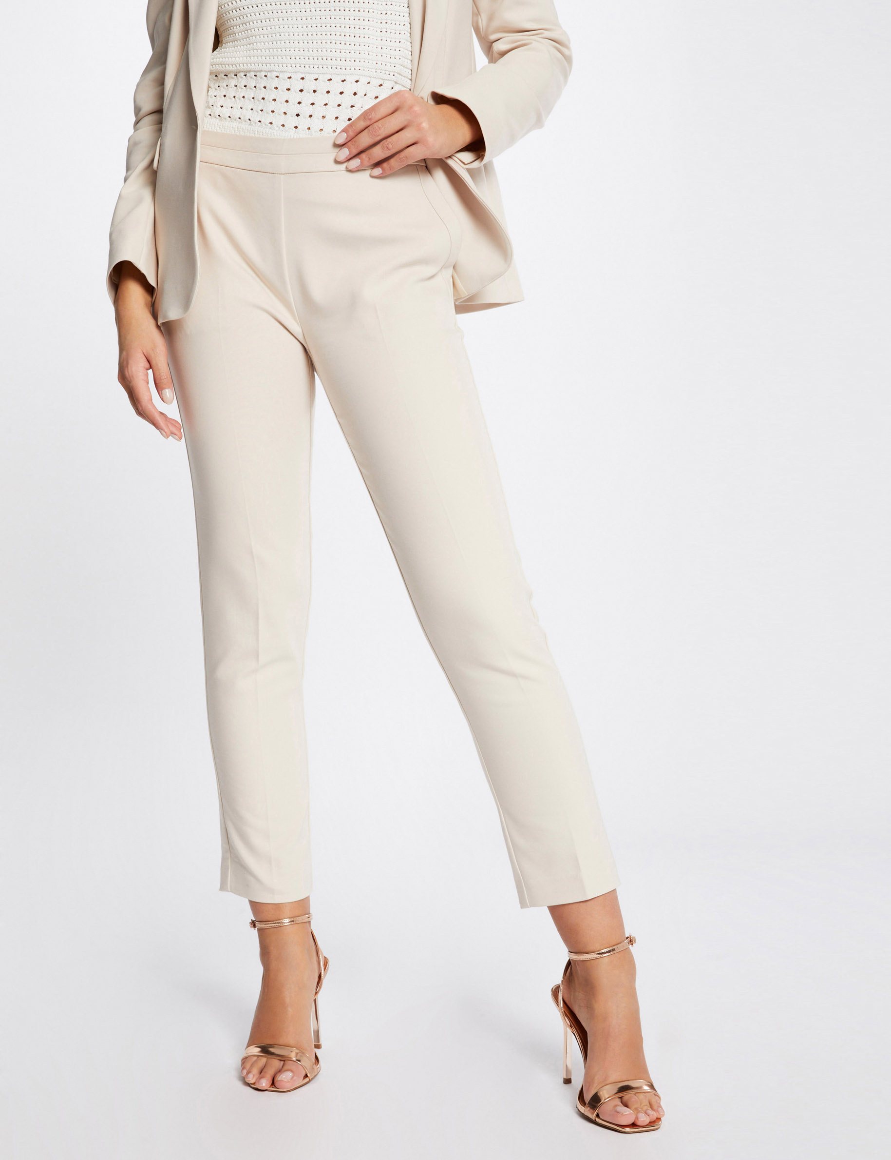 Pantal&oacute;n cigarette estilo corto marfil mujer