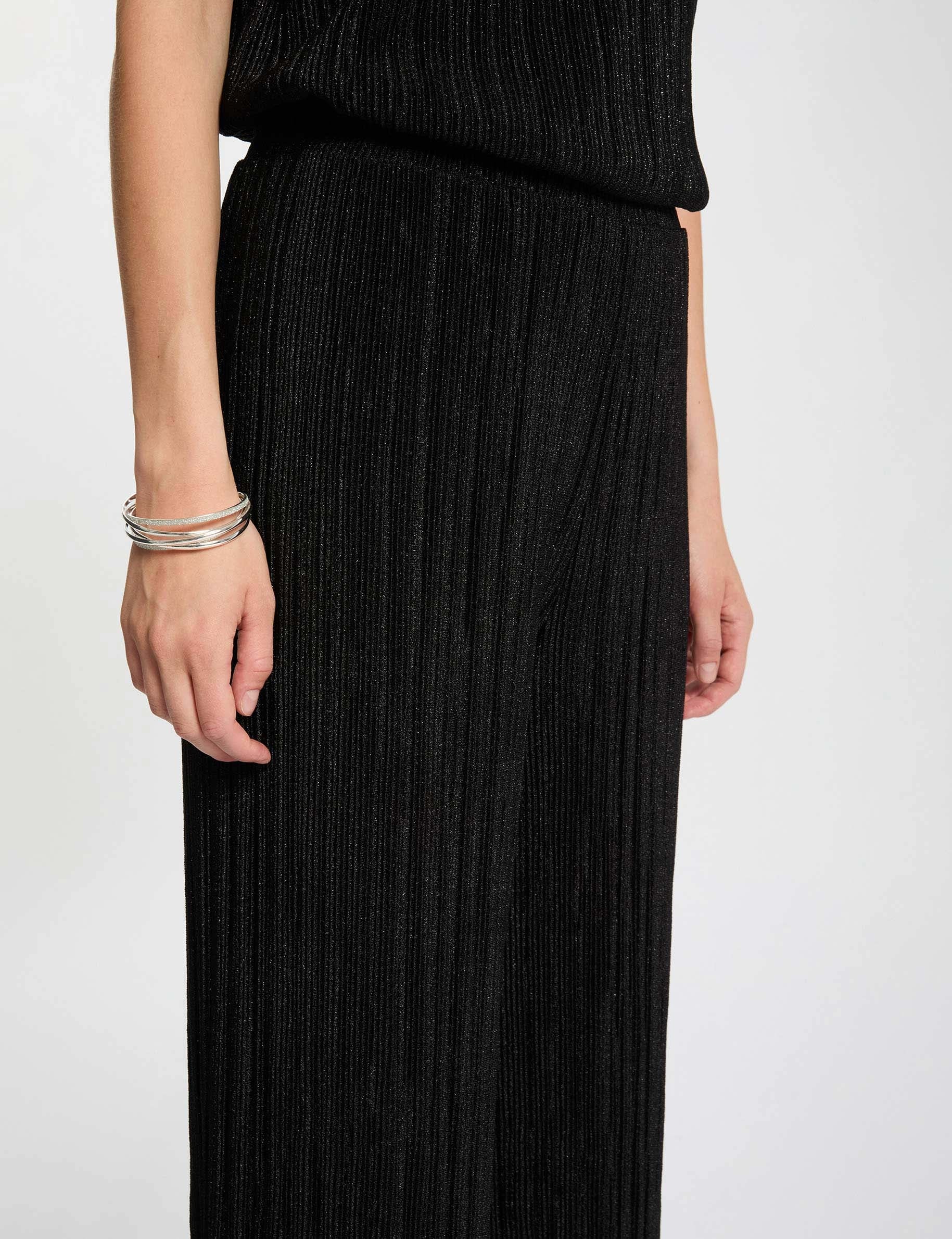 Pantal&oacute;n ancho plisado negro mujer