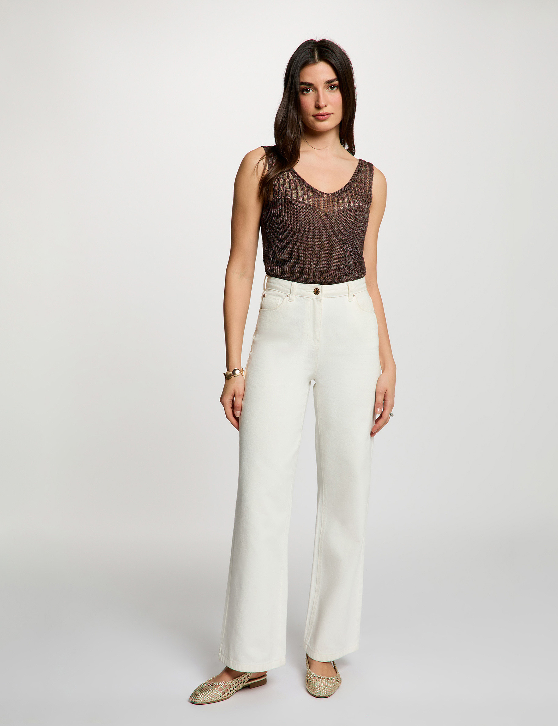 Camiseta ajustada cuello v marr&oacute;n oscuro mujer