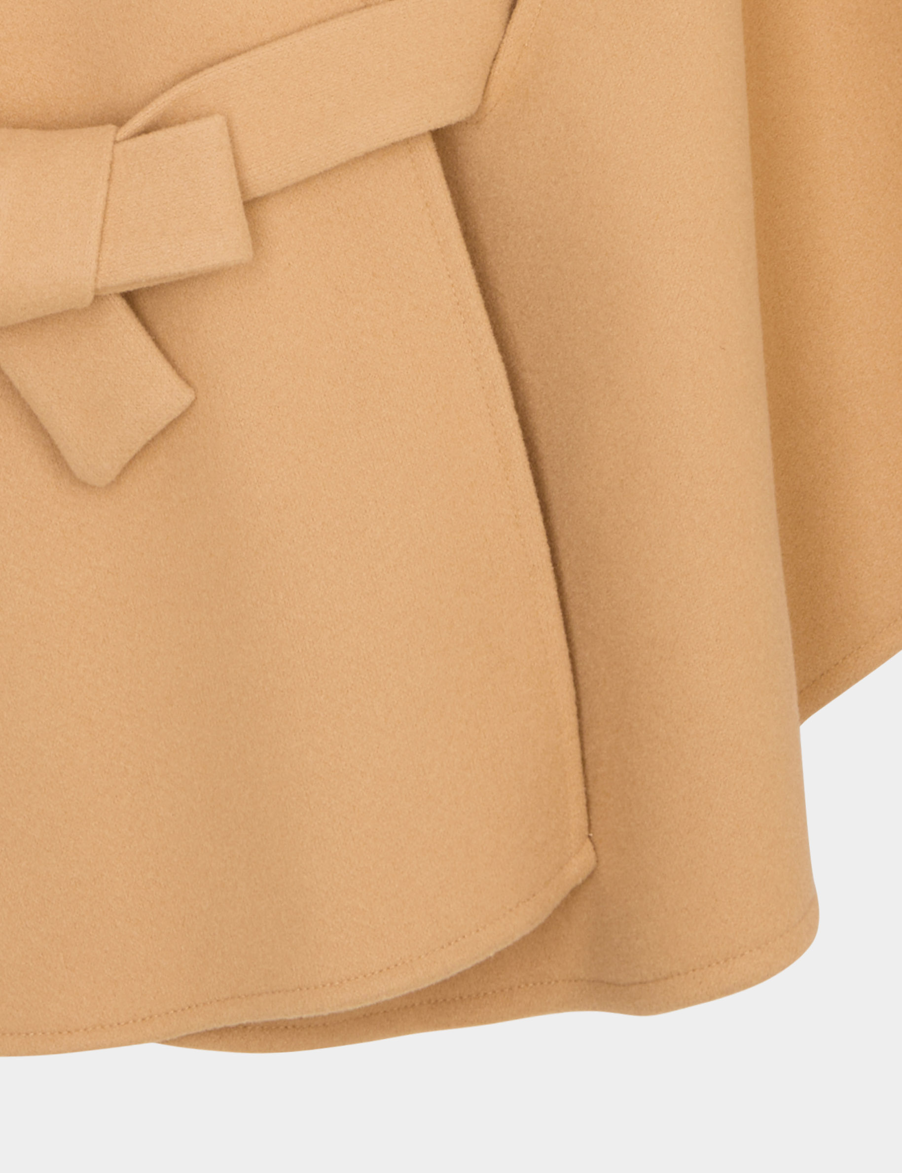 Capa con cintur&oacute;n beige mujer