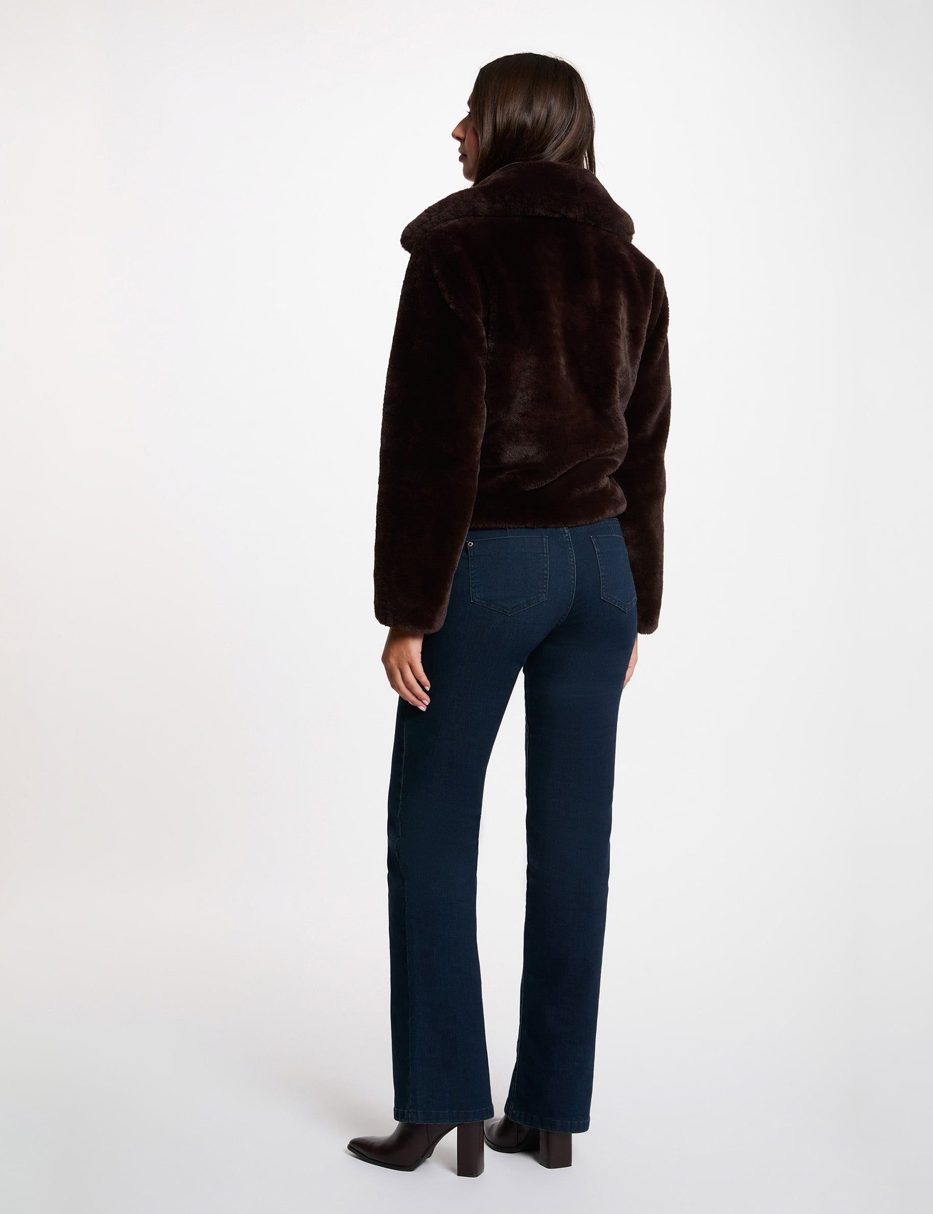 Chaqueta corta de piel sint&eacute;tica marr&oacute;n oscuro mujer