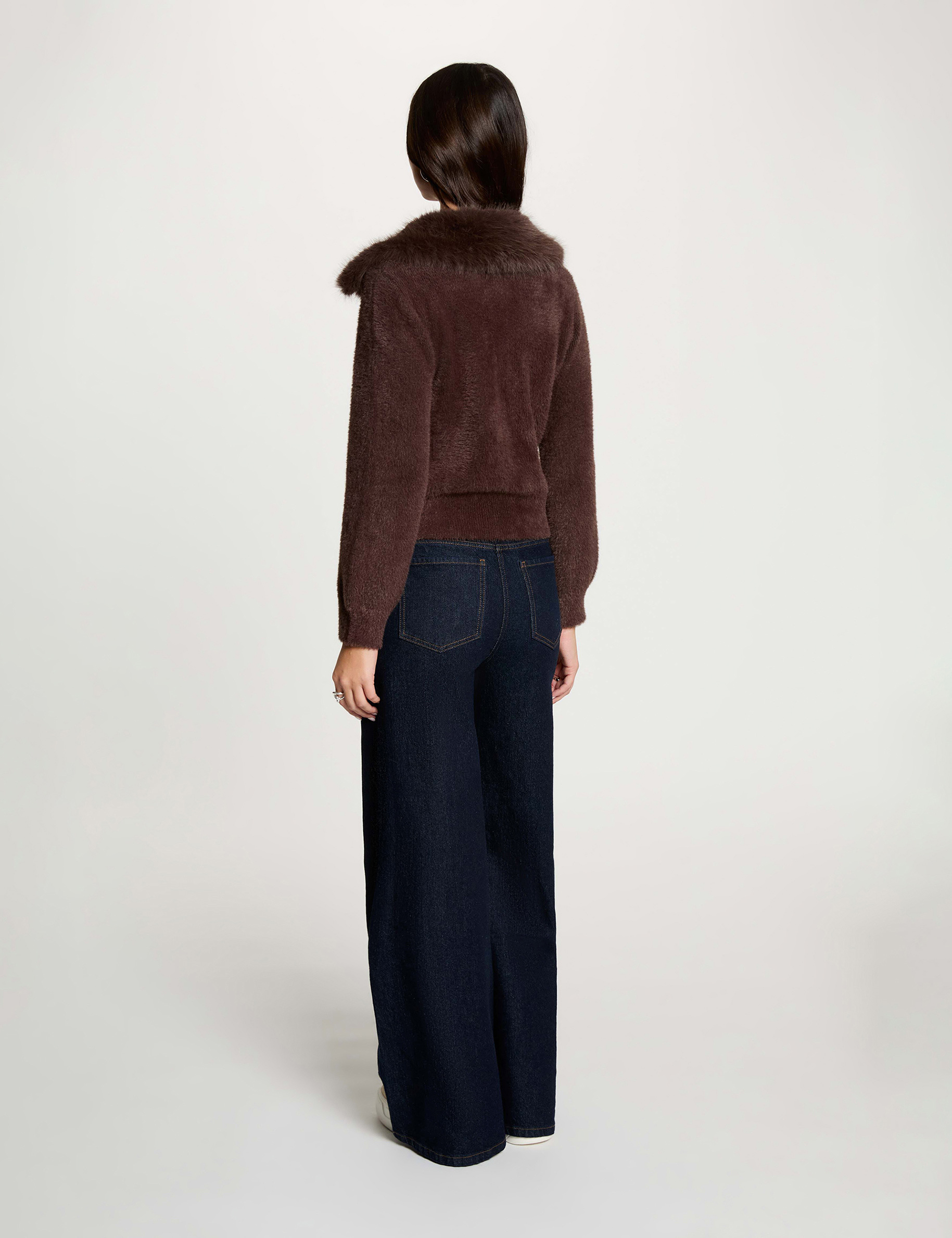 Chaqueta con cuello de piel marr&oacute;n oscuro mujer