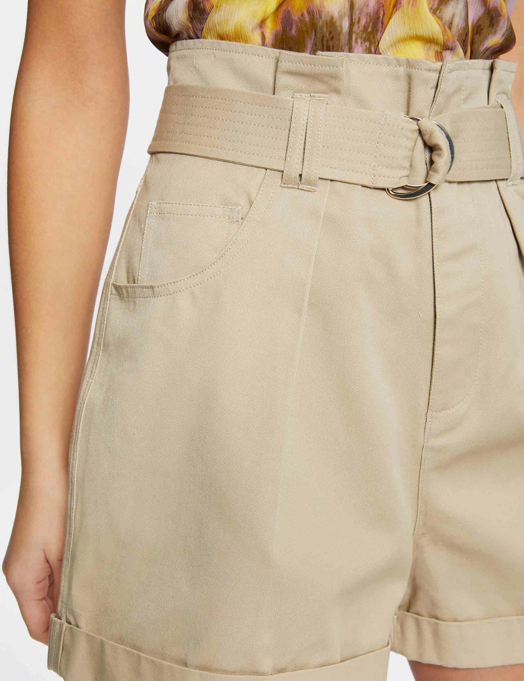 Short holgado talle alto con cinturón beis mujer Short holgado talle alto con cinturón beis mujer