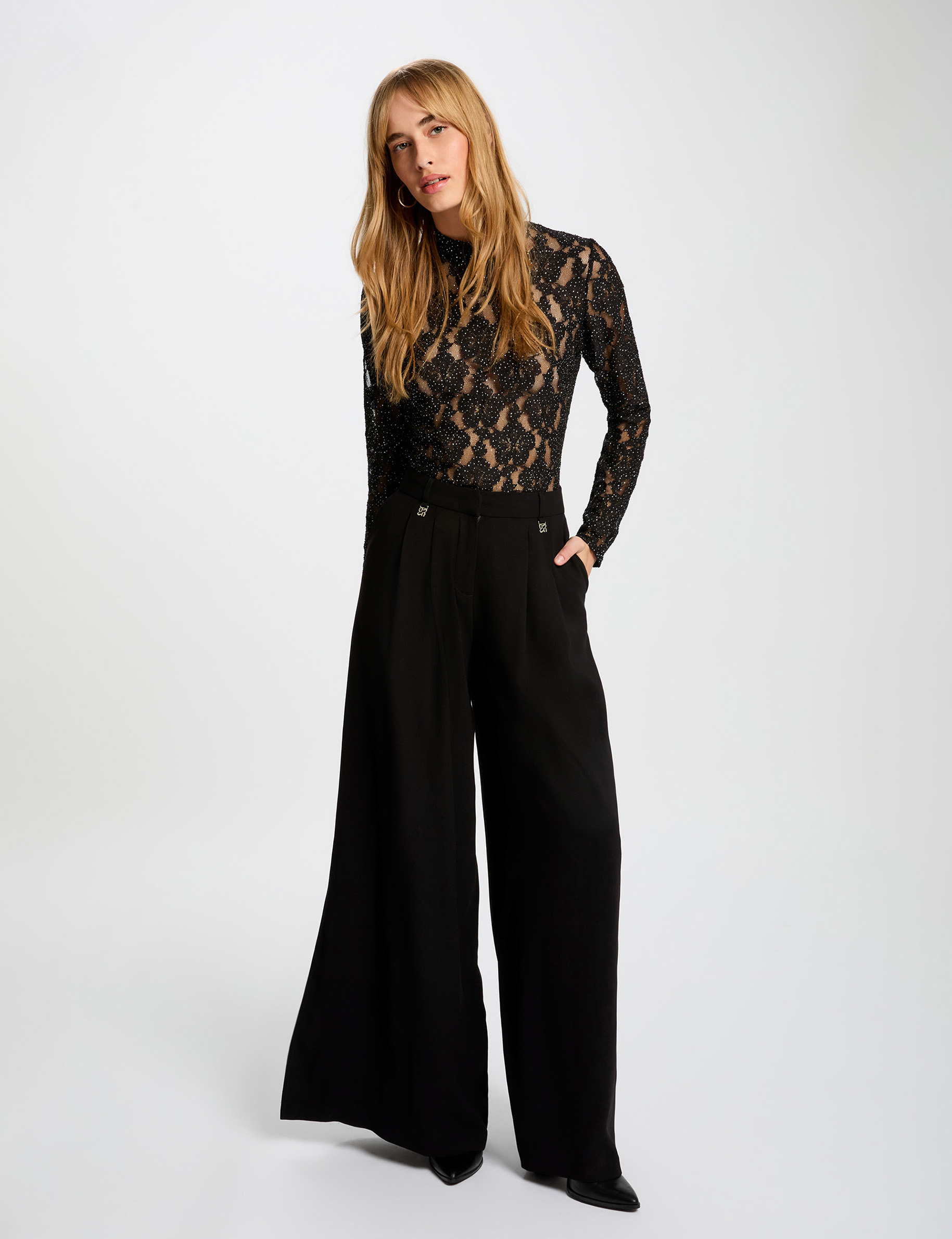 Camiseta de encaje perforado negro mujer