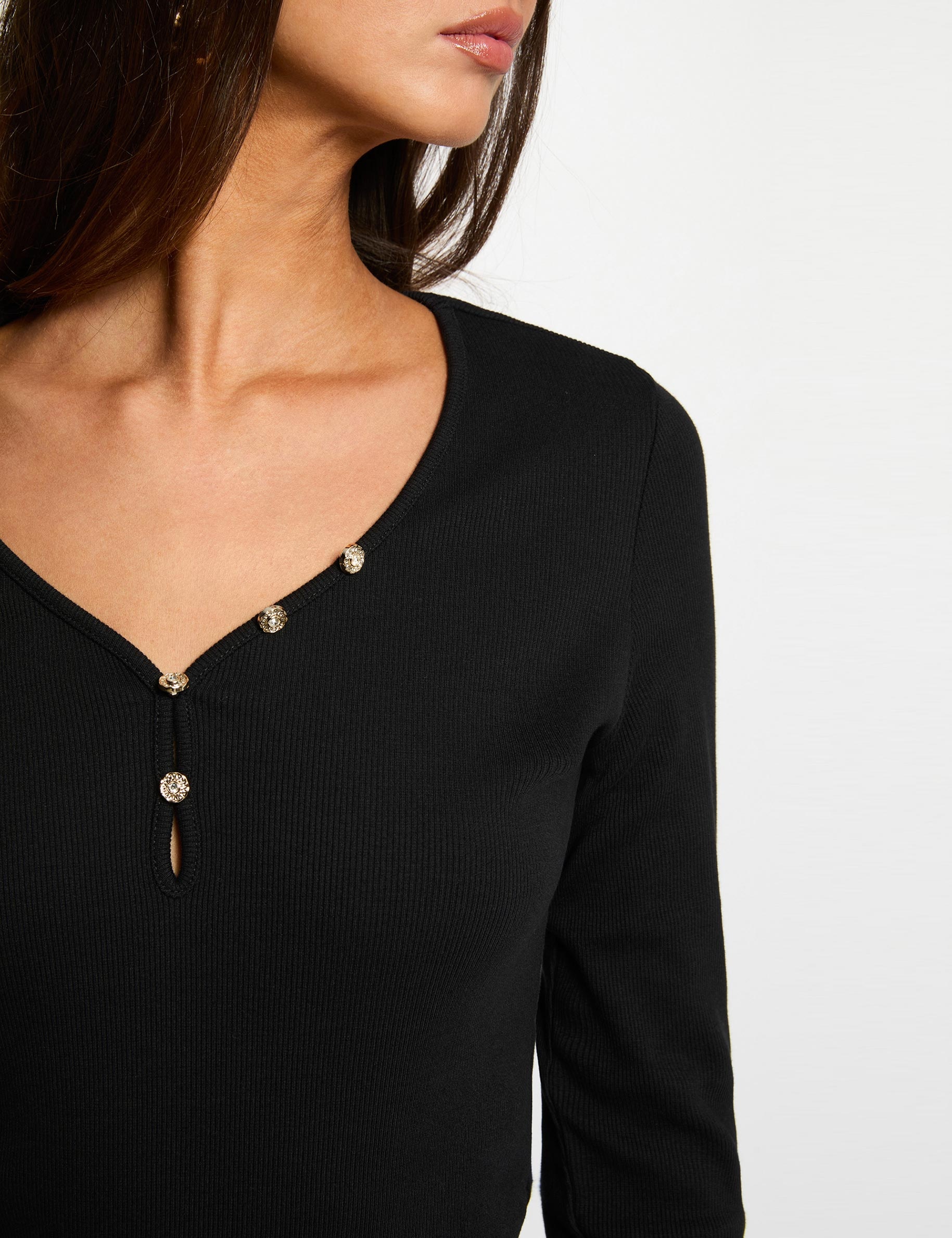 Camiseta con cuello coraz&oacute;n abotonado negro mujer