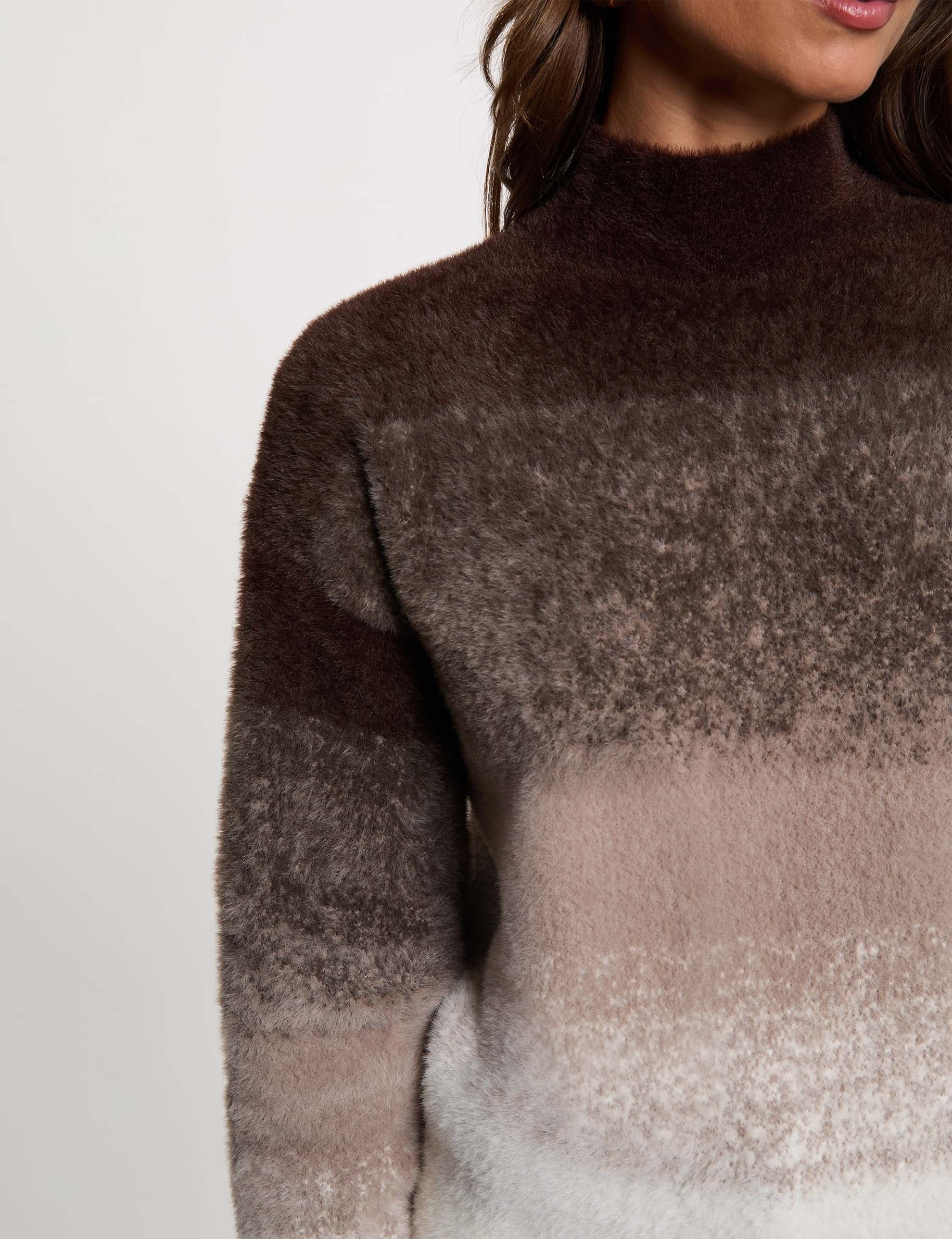 Jersey con cuello alto marr&oacute;n oscuro mujer