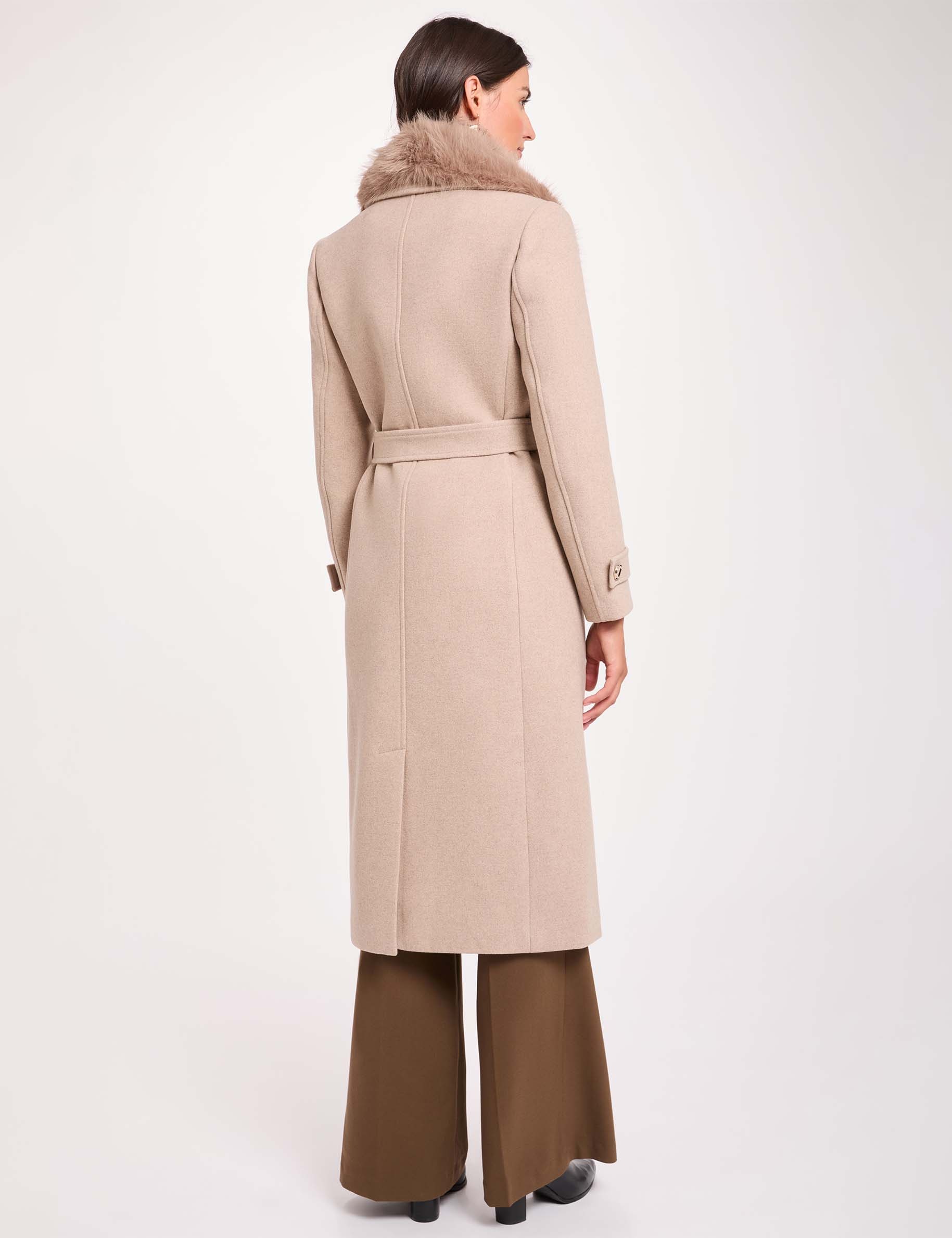 Abrigo largo con cintur&oacute;n beige mujer