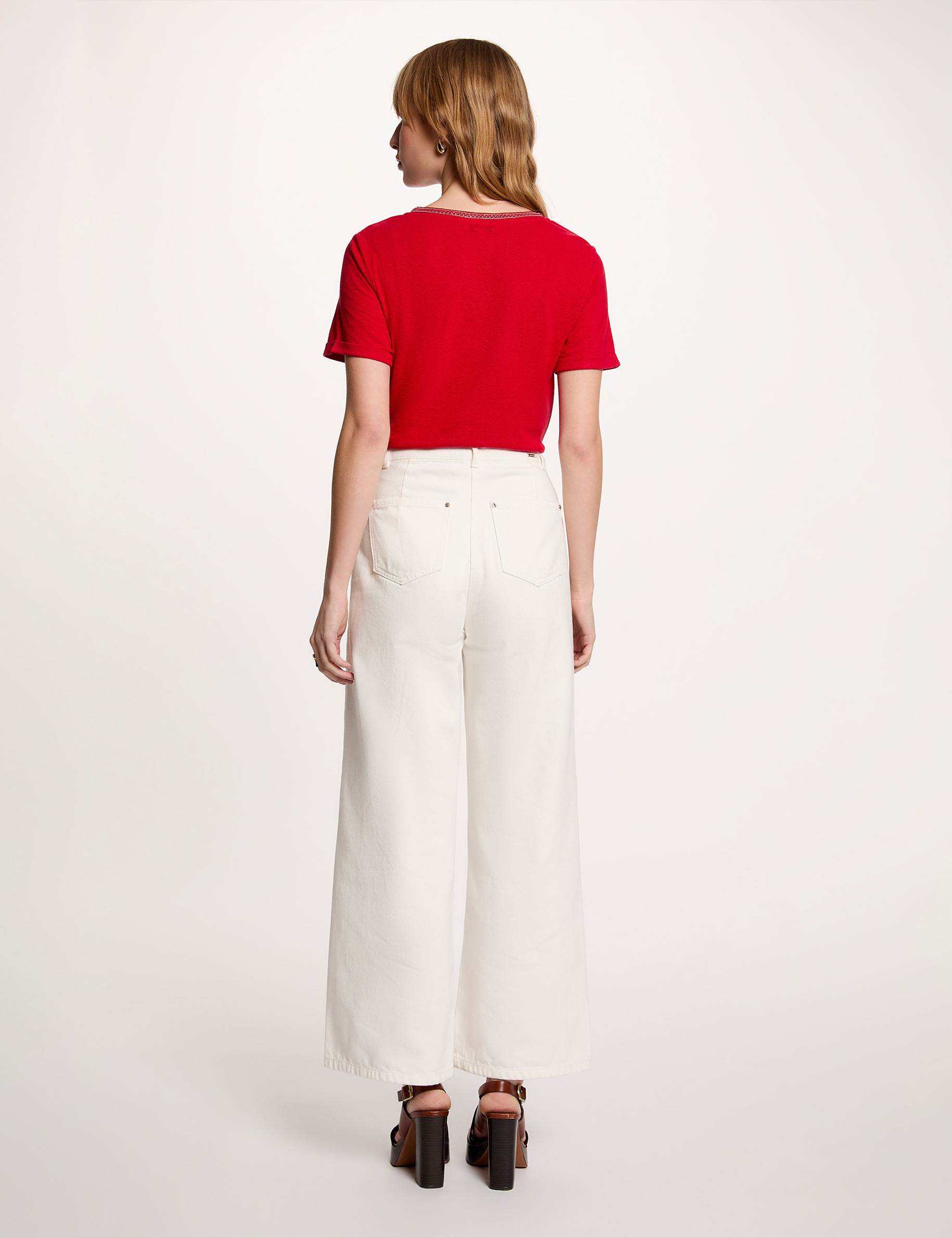 Camiseta con cuello en v con perlas rojo mujer
