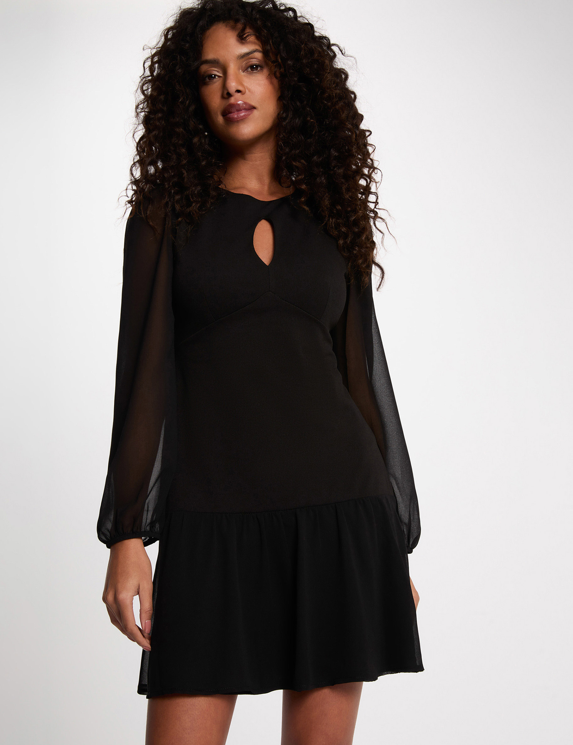 Vestido corto con mangas transparentes negro mujer