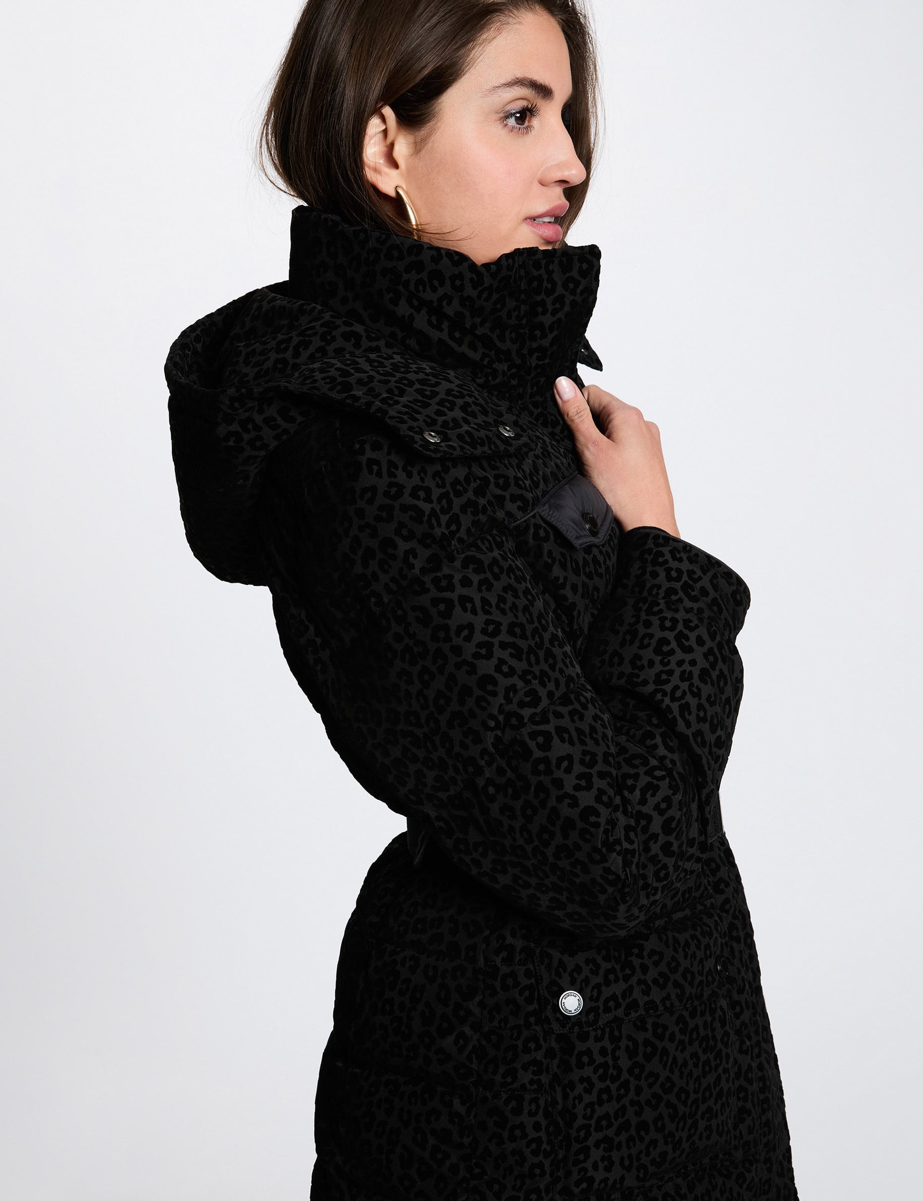 Chaqueta acolchada con cintur&oacute;n negro mujer