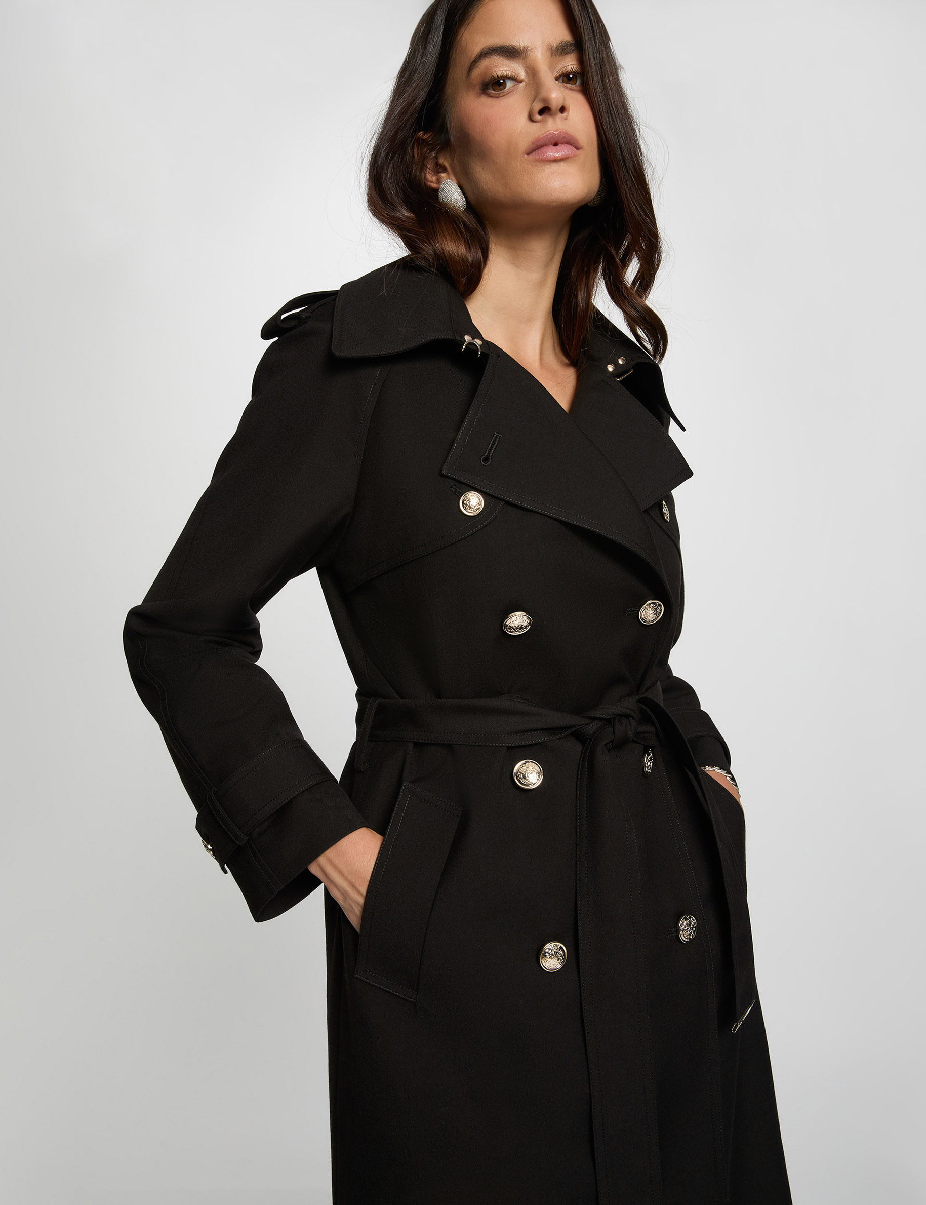 trench largo con cinturon negro mujer Trench largo con cinturón negro mujer