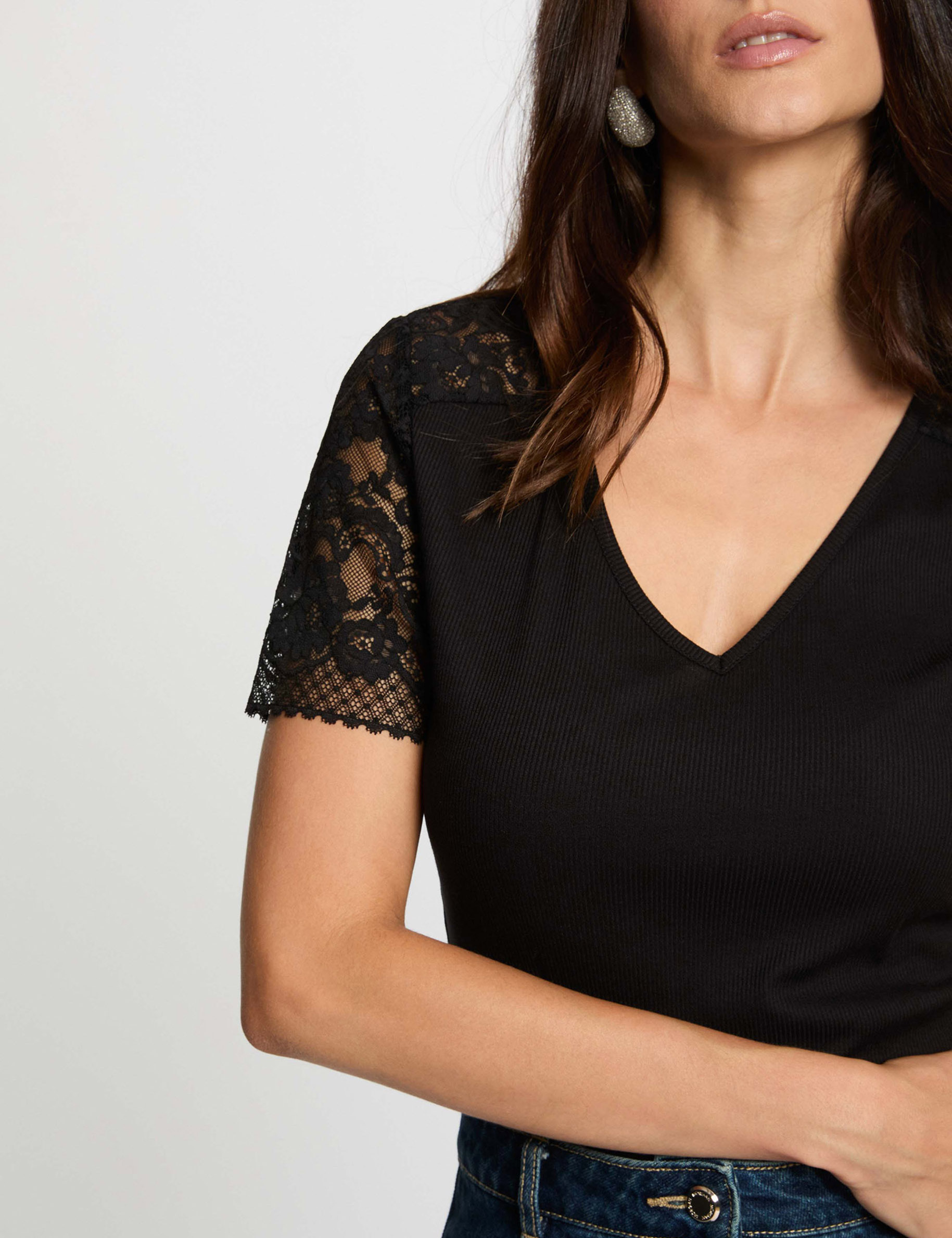 Camiseta de encaje con cuello en V negro mujer