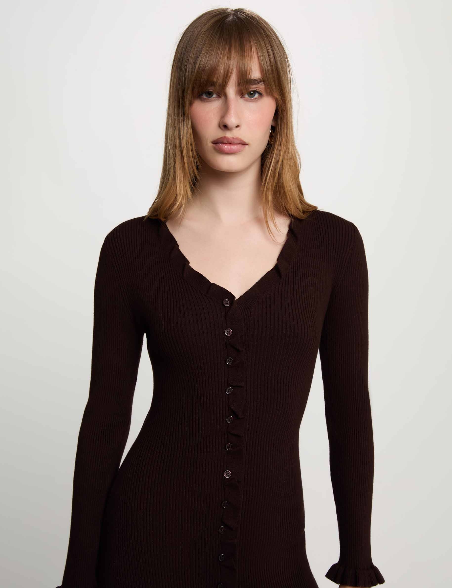 Vestido largo de punto con cuello v marr&oacute;n oscuro mujer