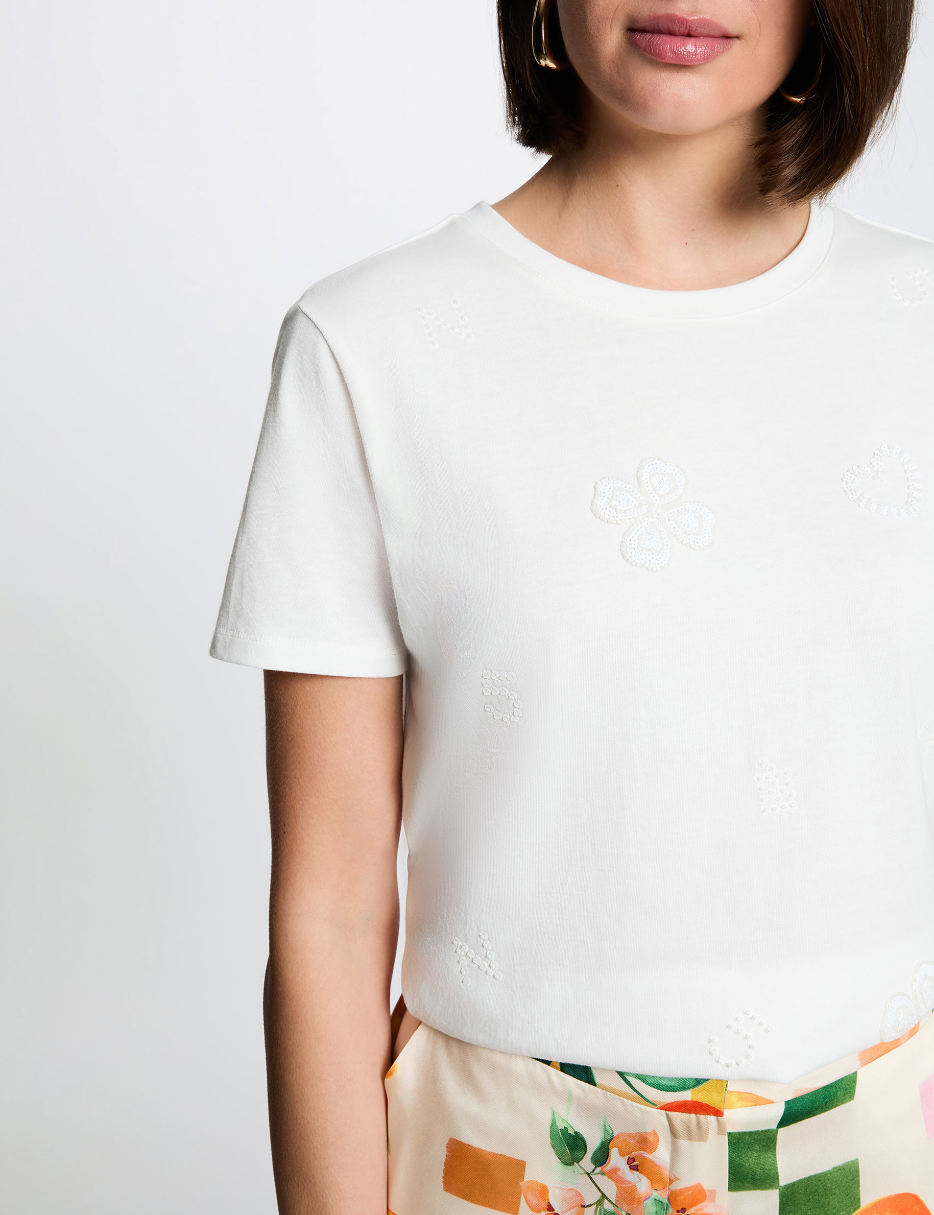 Camiseta bordada cuello redondo blanco mujer