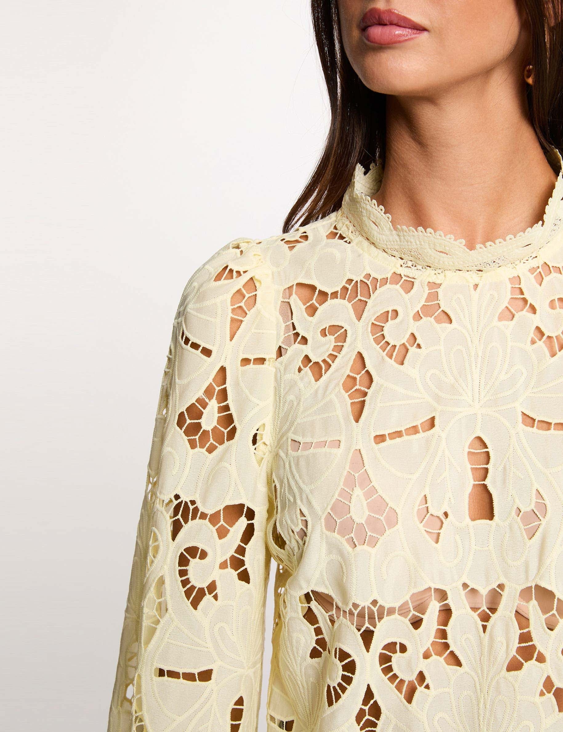 Blusa bordada cuello alto amarillo pastel mujer