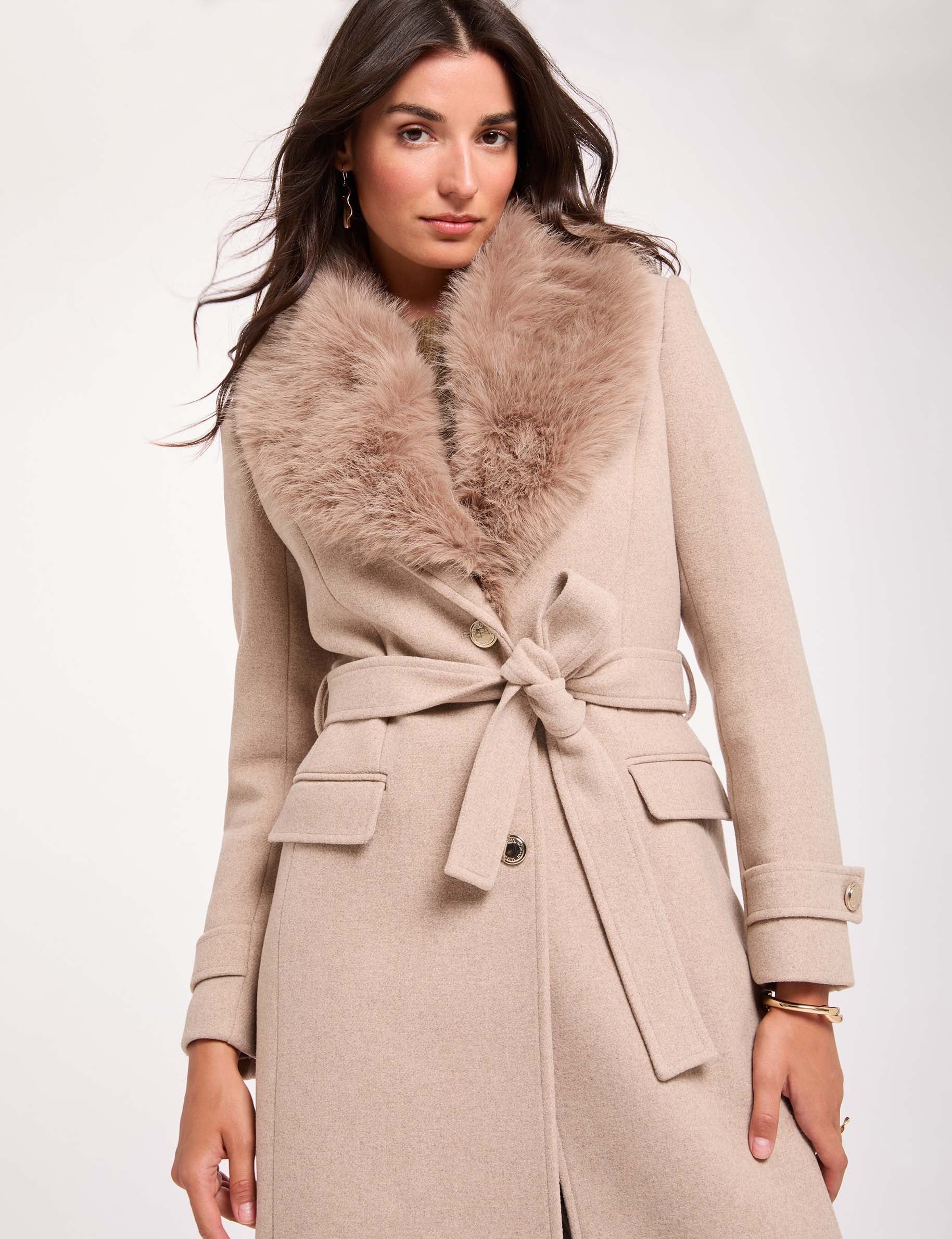 Abrigo largo con cintur&oacute;n beige mujer