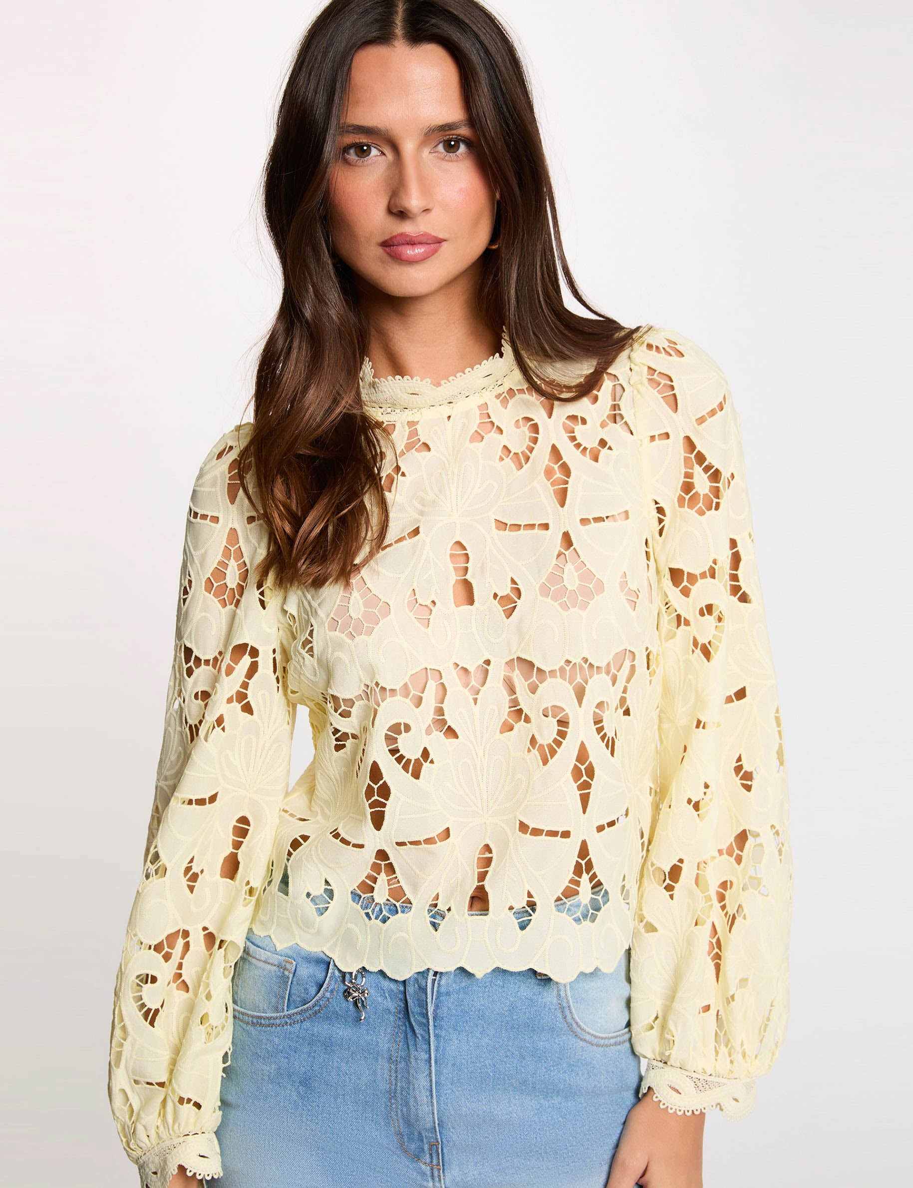 Blusa bordada cuello alto amarillo pastel mujer