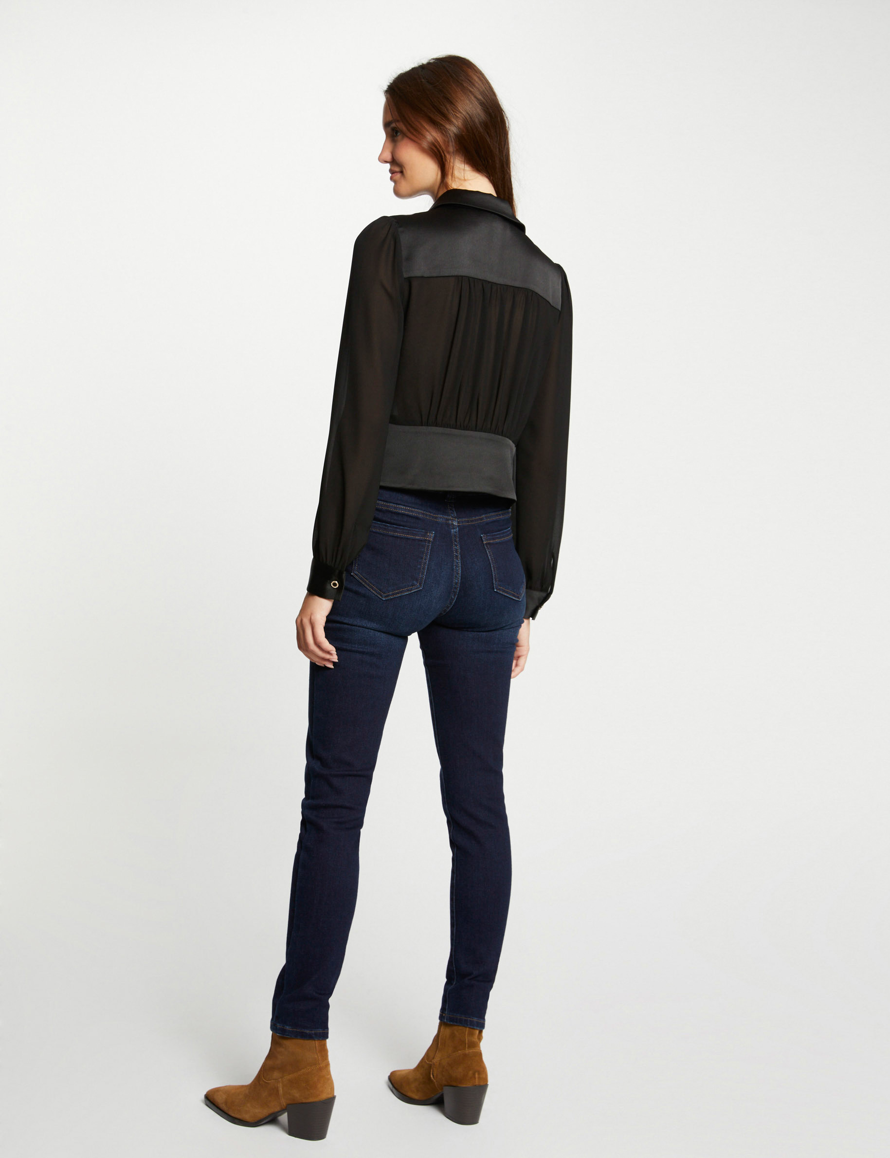 Camisa satinada entallada negro mujer