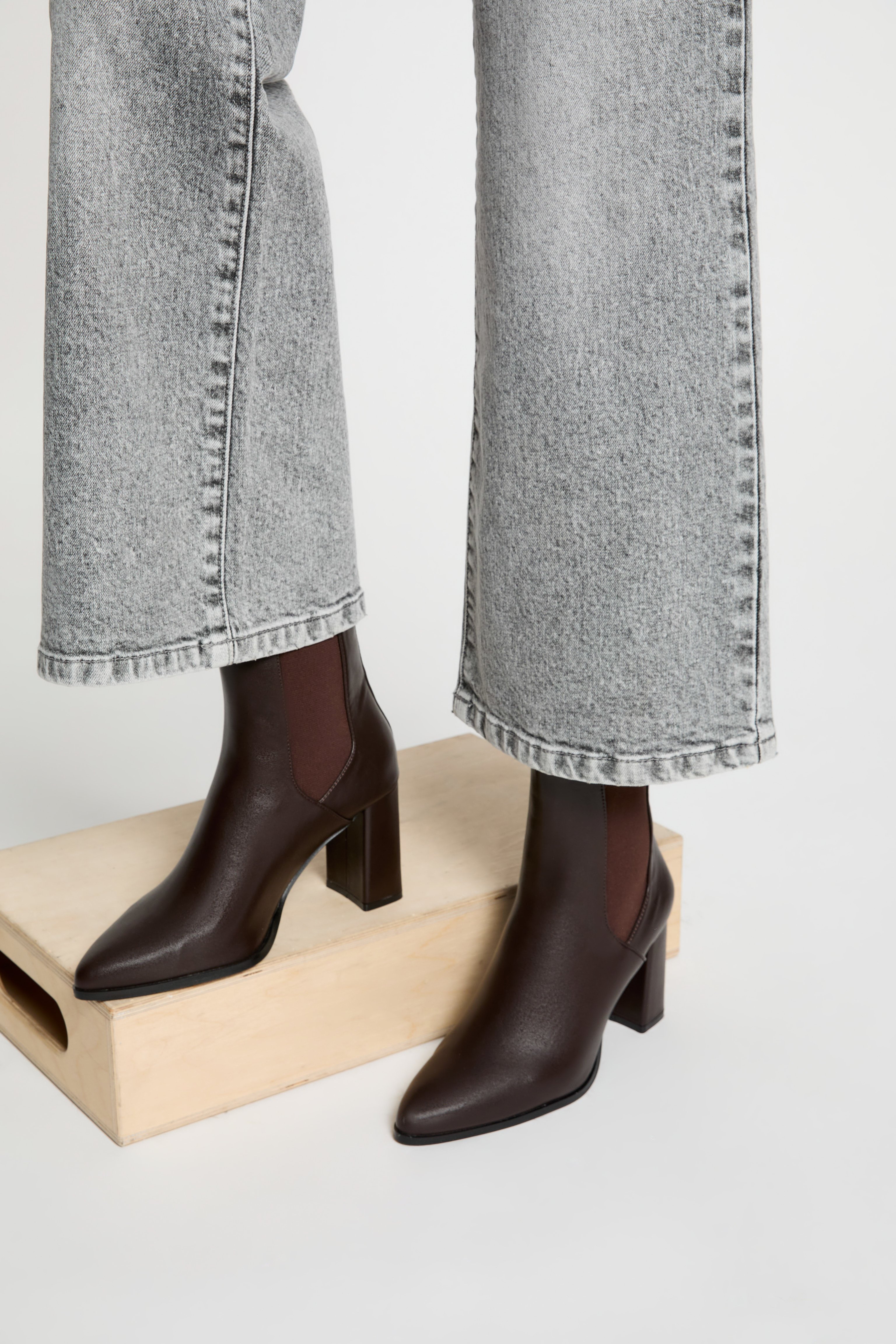 Bota de piel sint&eacute;tica marr&oacute;n oscuro mujer