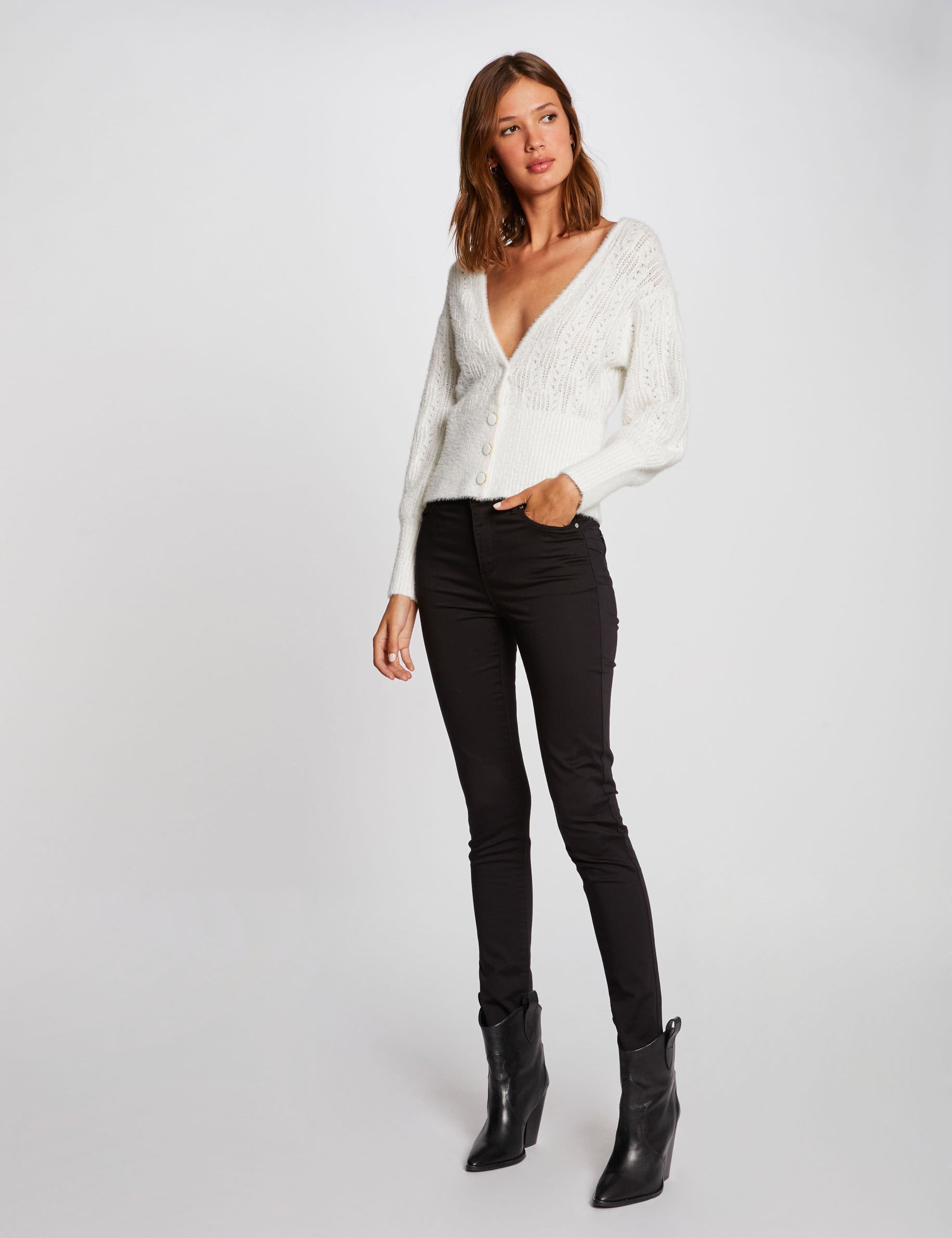Pantal&oacute;n slim satinado negro mujer