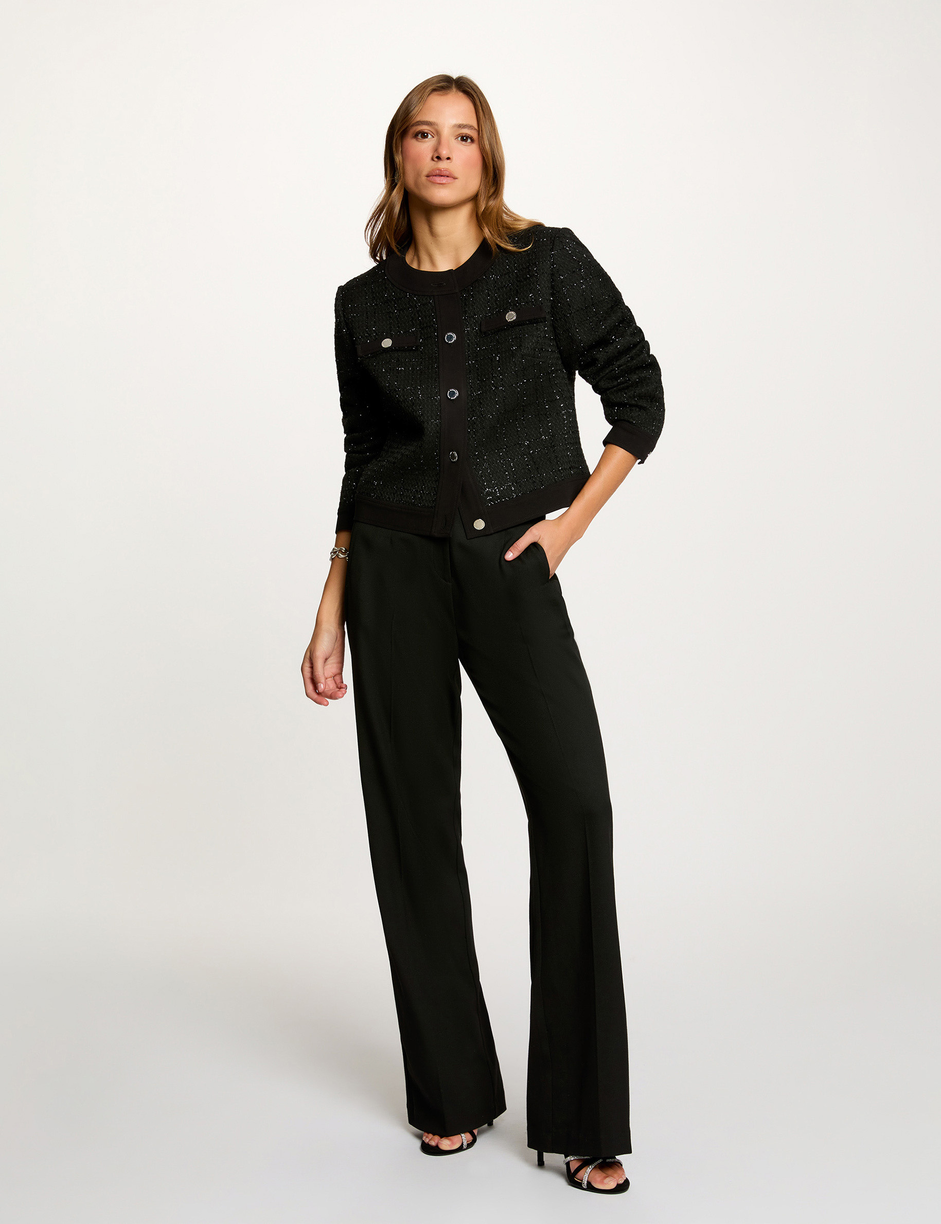 Pantal&oacute;n flare con pinzas negro mujer