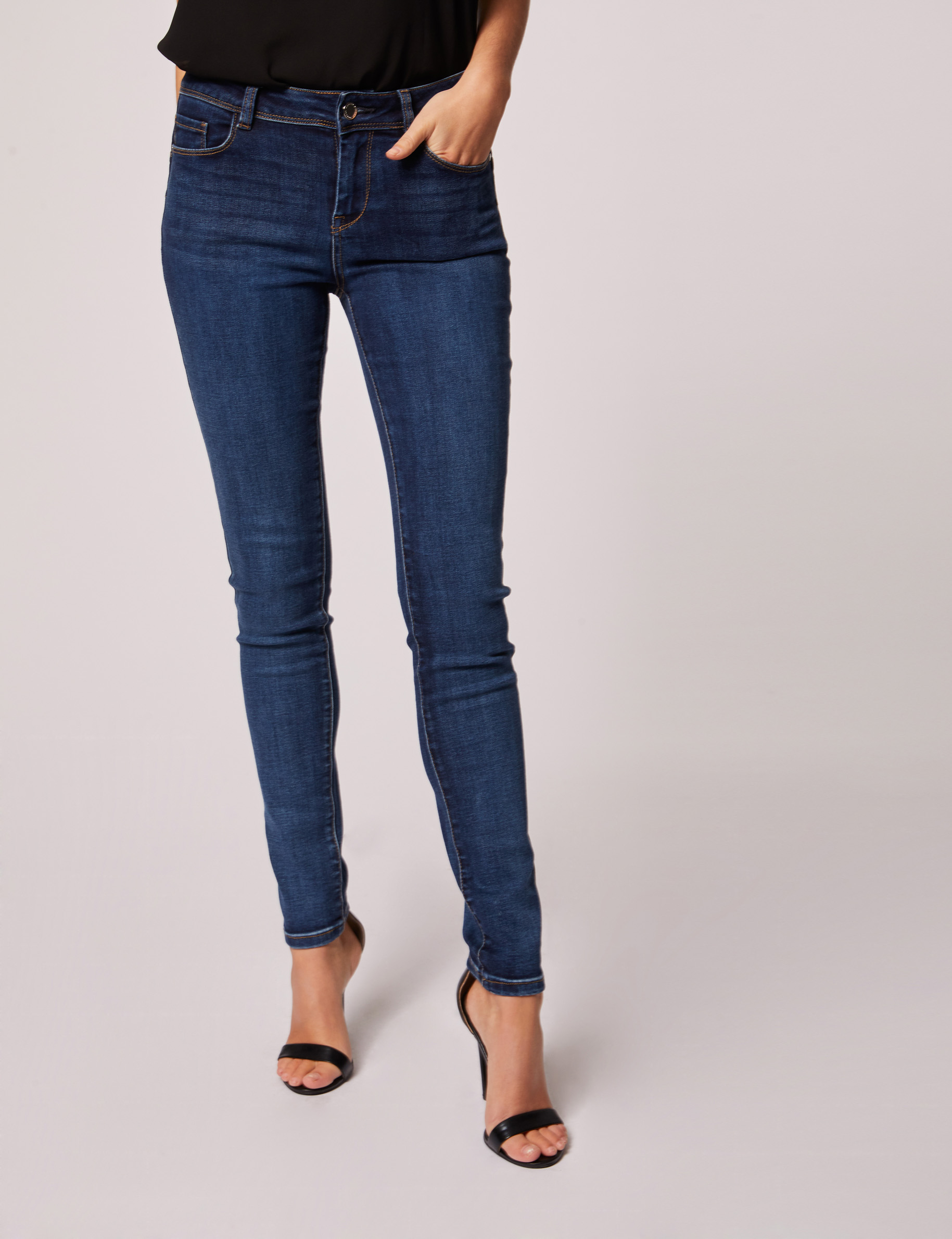 Vaquero slim talle est&aacute;ndar vaquero stone mujer