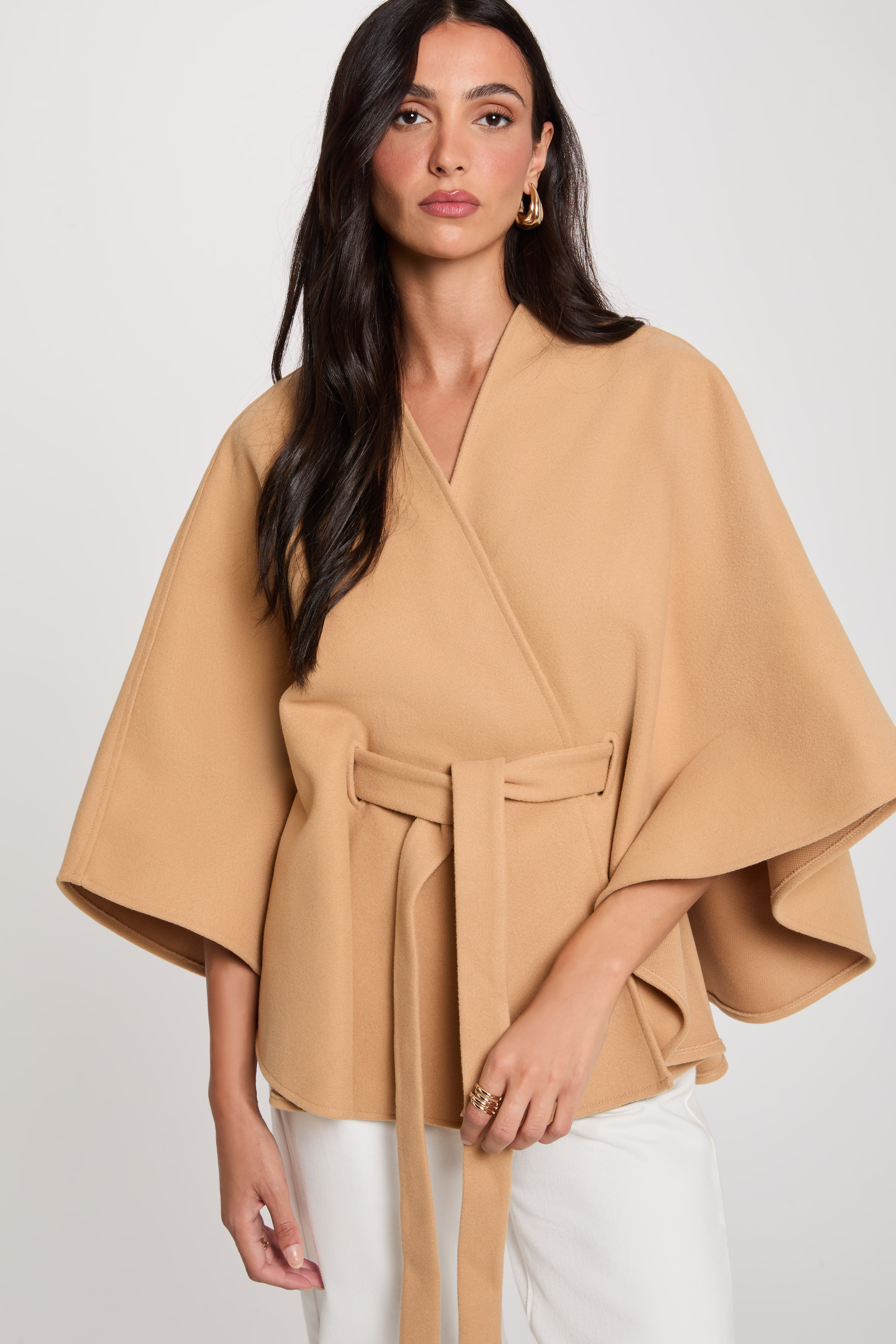 Capa con cintur&oacute;n beige mujer