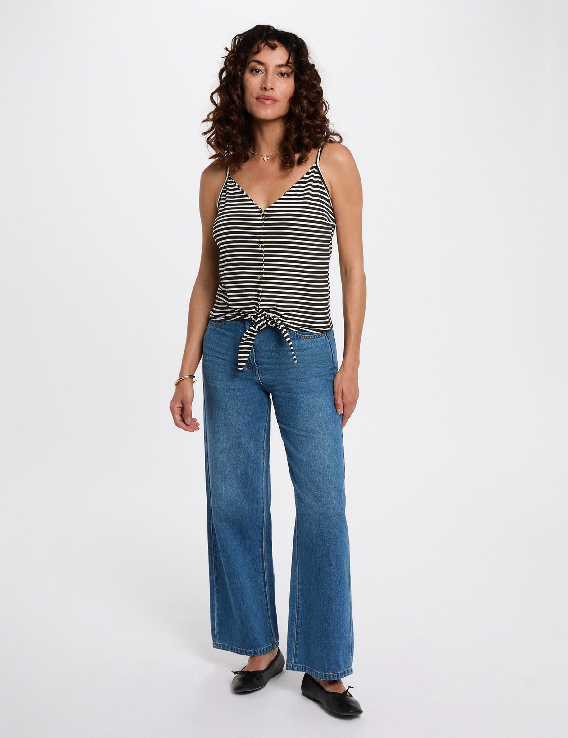 top corto de tirantes con escote en v negro mujer Top corto de tirantes con escote en V negro mujer
