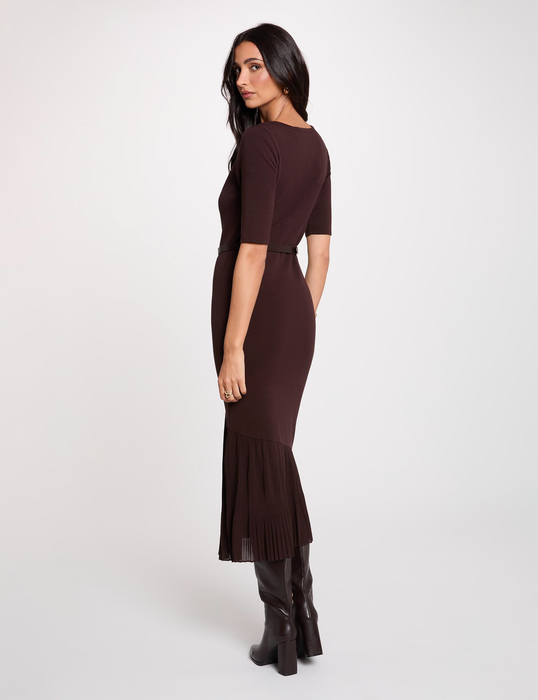 Vestido de punto con cintur&oacute;n marr&oacute;n oscuro mujer