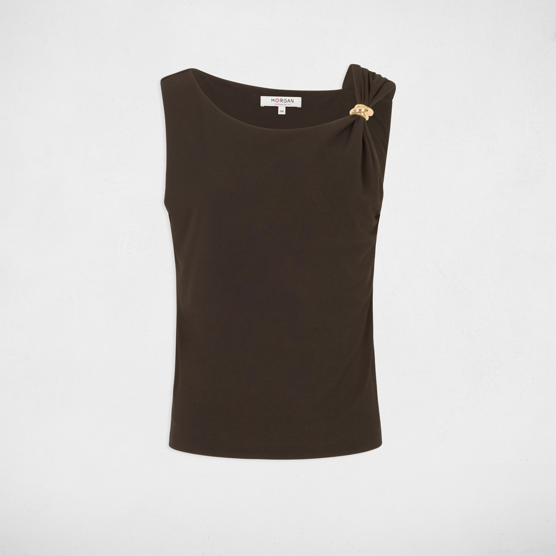 Camiseta asim&eacute;trica con joya marr&oacute;n oscuro mujer
