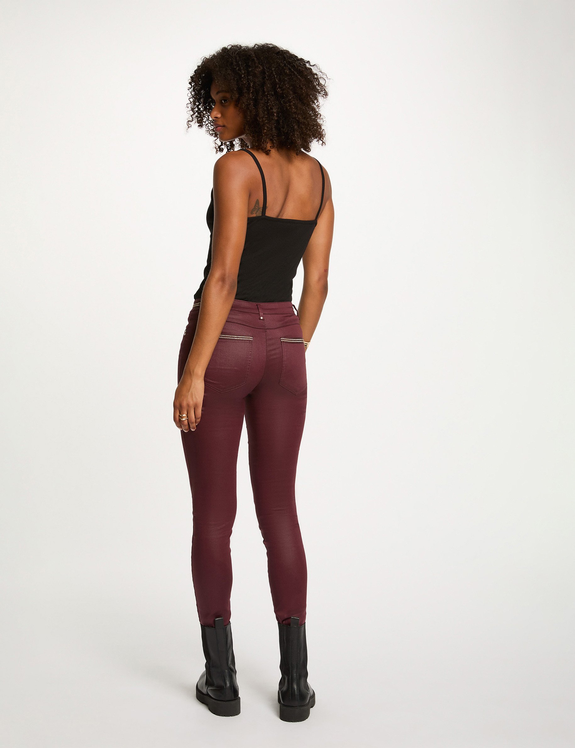Pantalón slim efecto mojado ciruela mujer