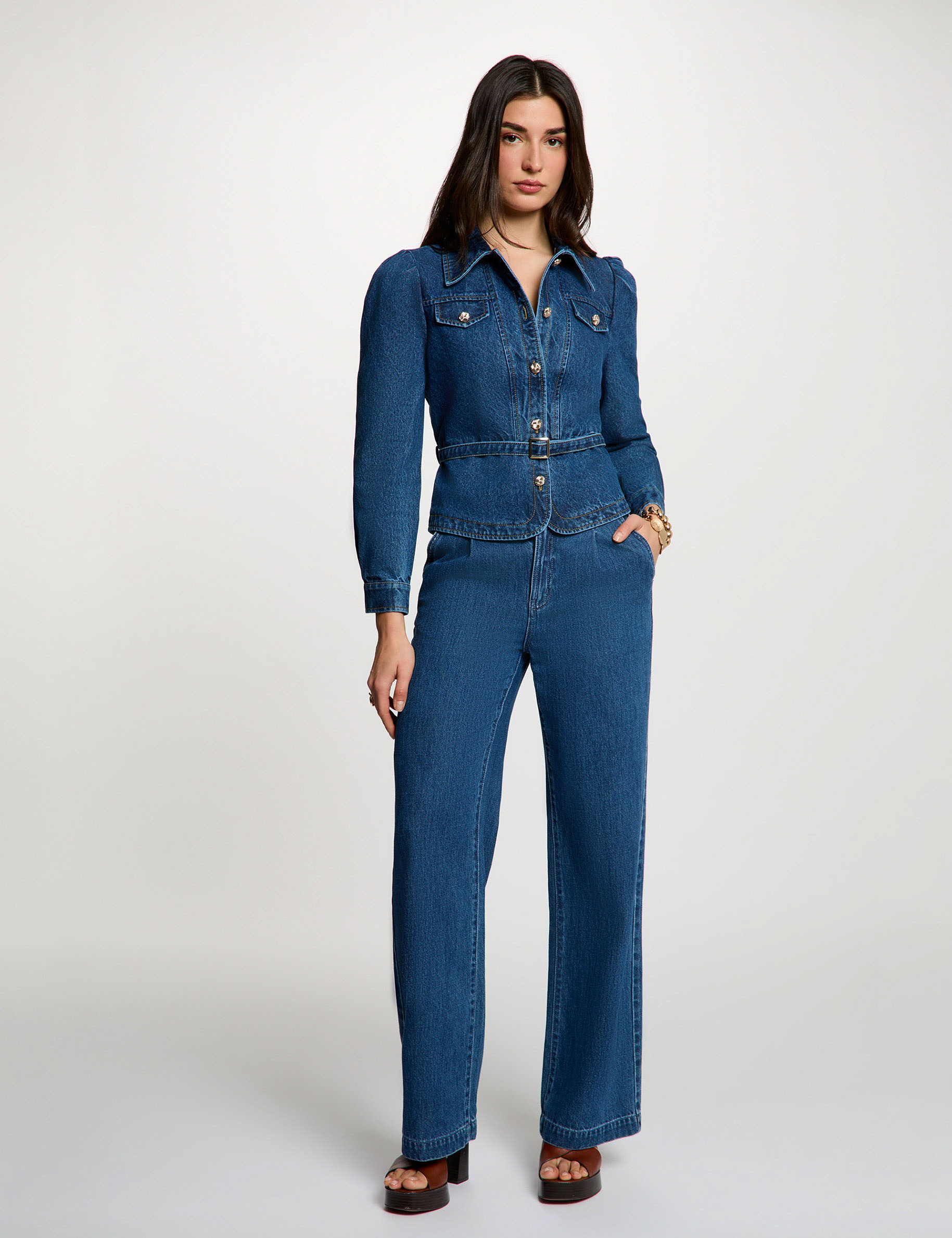 Chaqueta vaquera con cintur&oacute;n denim stone mujer