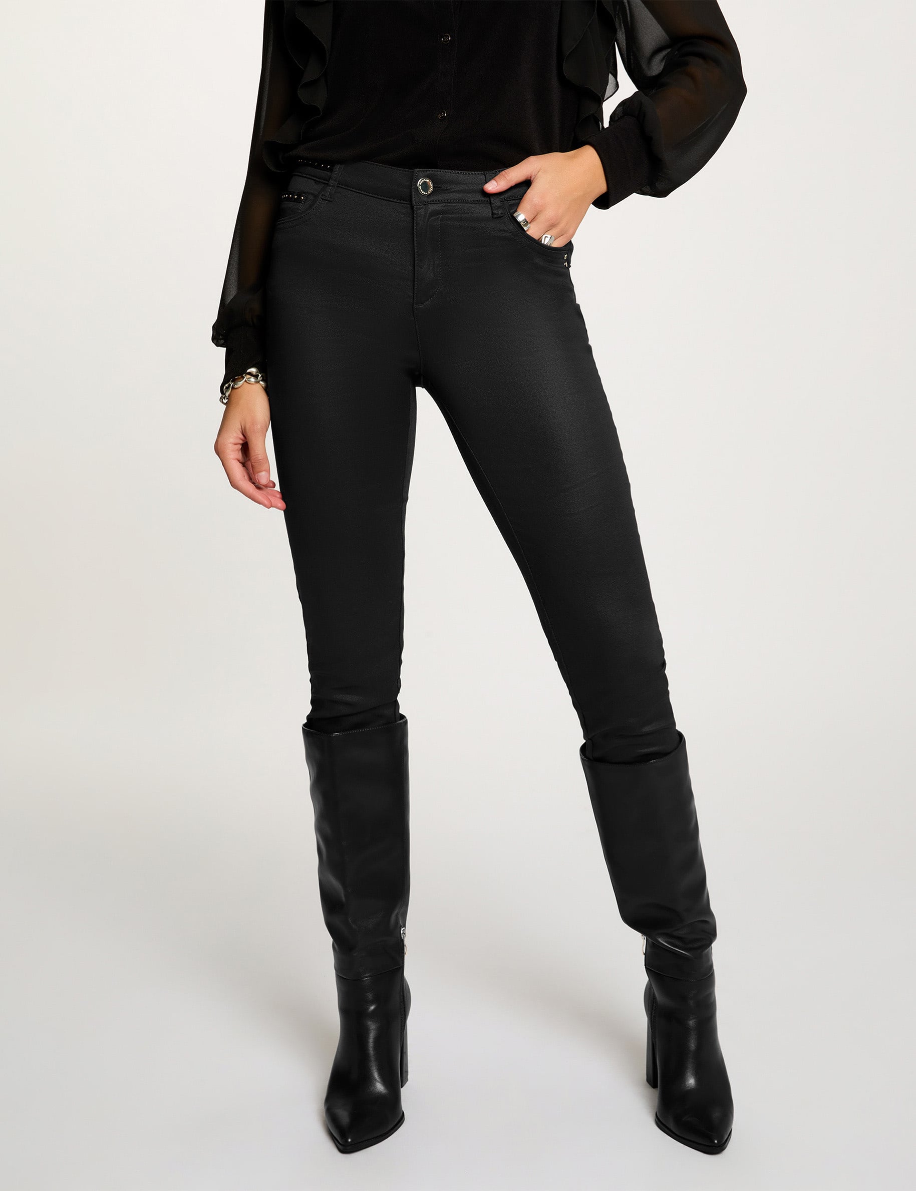 Pantal&oacute;n slim efecto mojado negro mujer