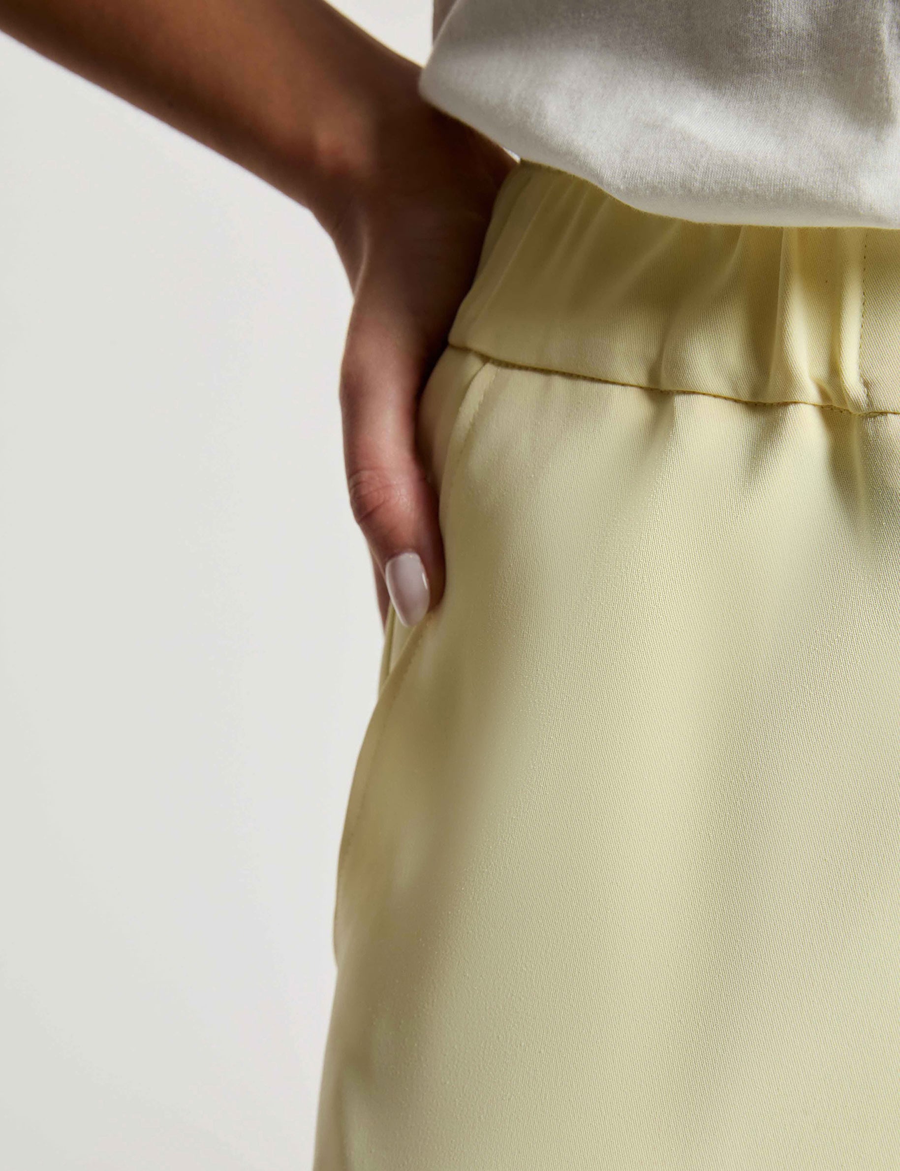 Pantal&oacute;n pernera ancha amarillo pastel mujer