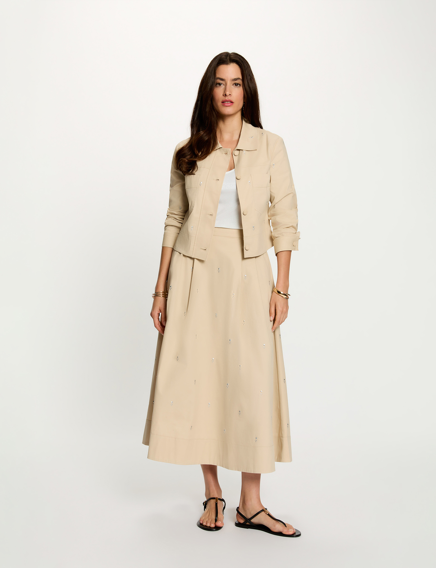 Chaqueta cropped con tachuelas beige mujer