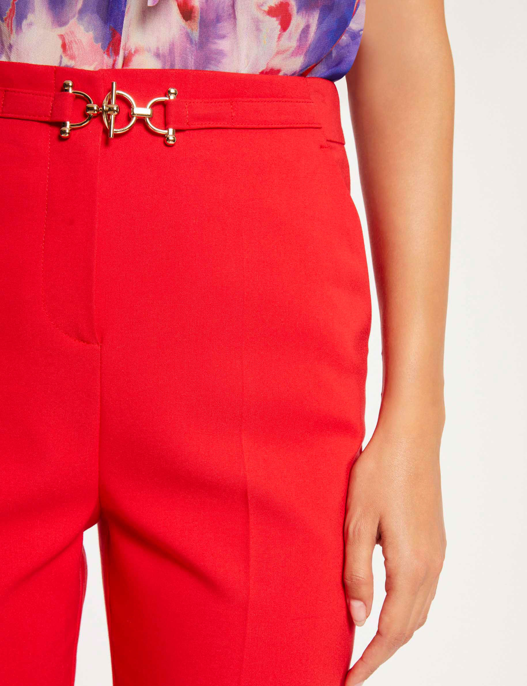 pantalon city ajustado hebilla y pinzas rojo mujer Pantalón city ajustado hebilla y pinzas rojo mujer