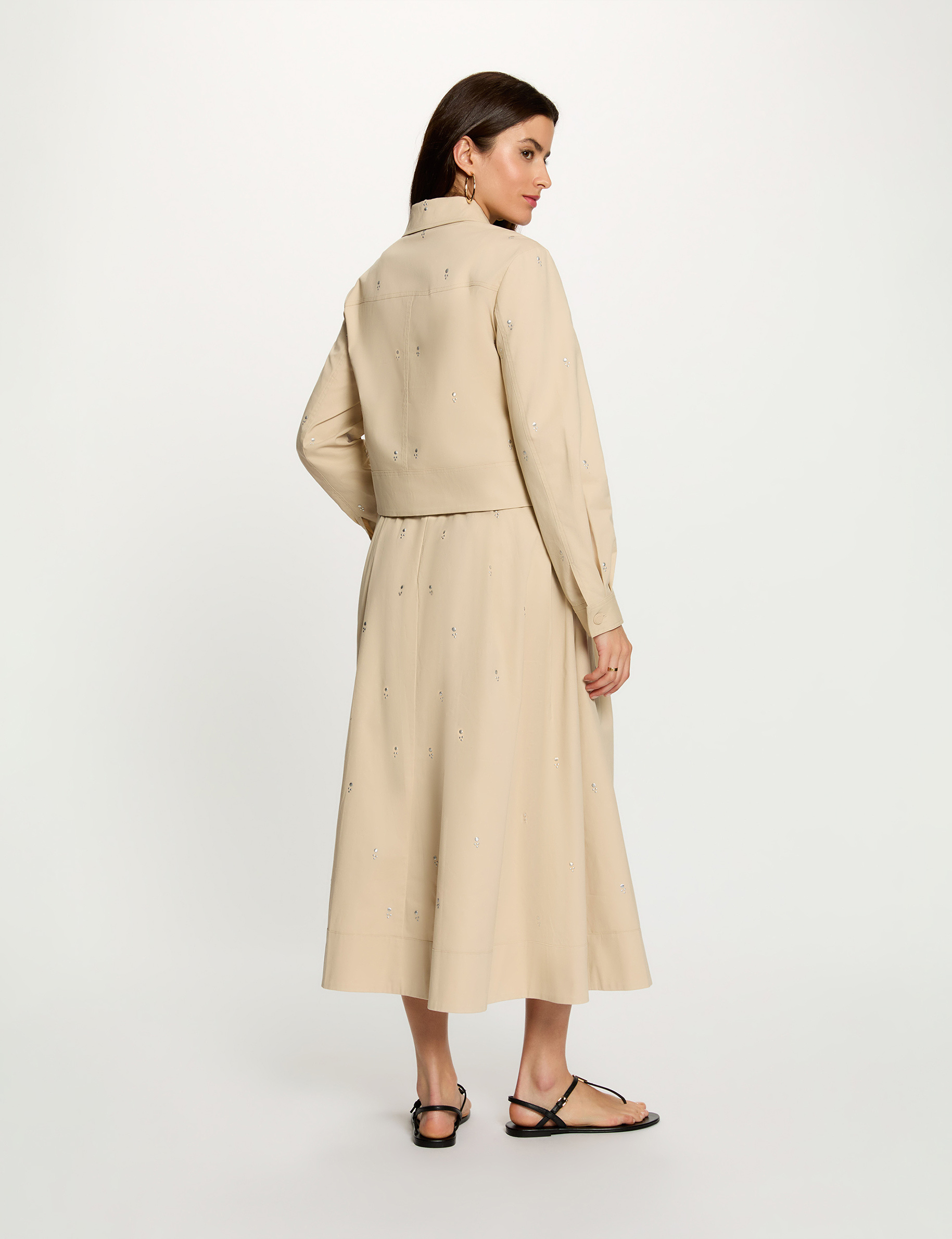 Chaqueta cropped con tachuelas beige mujer