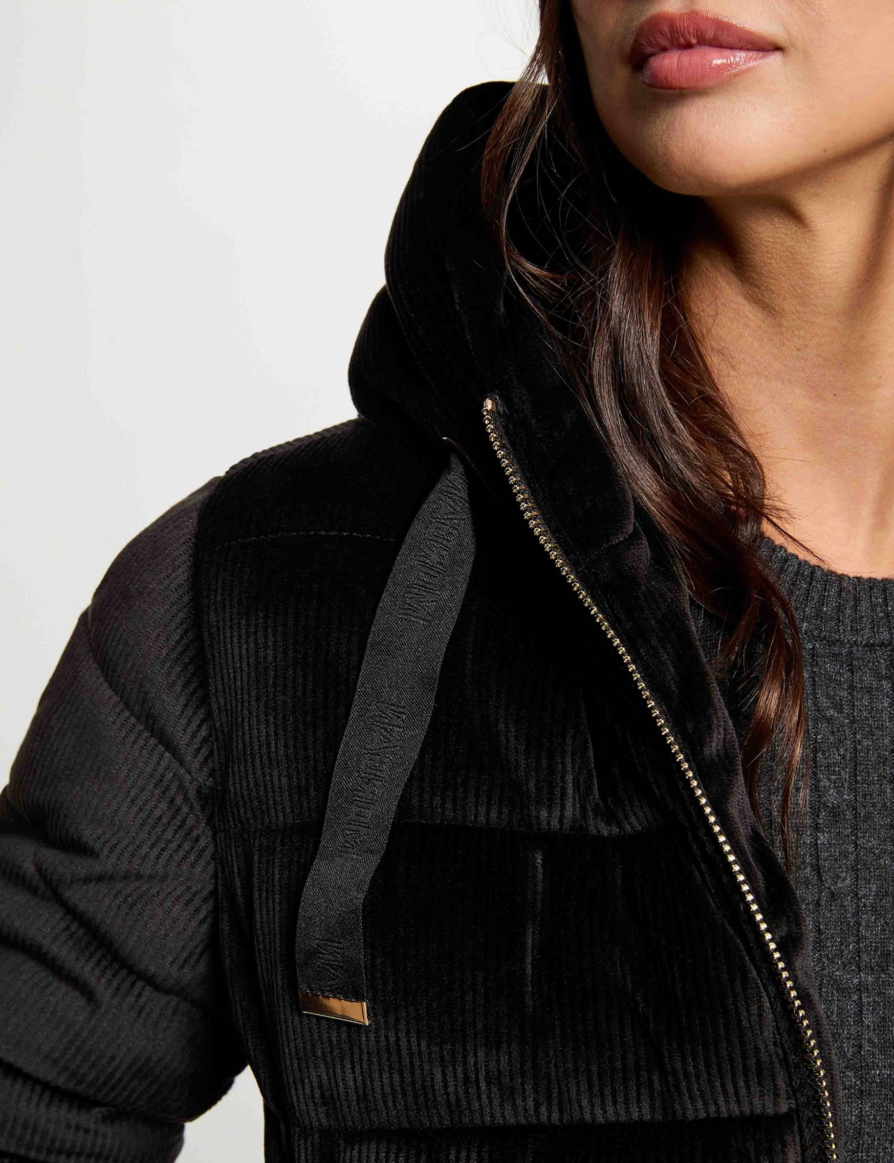 Chaqueta corta de terciopelo negro mujer