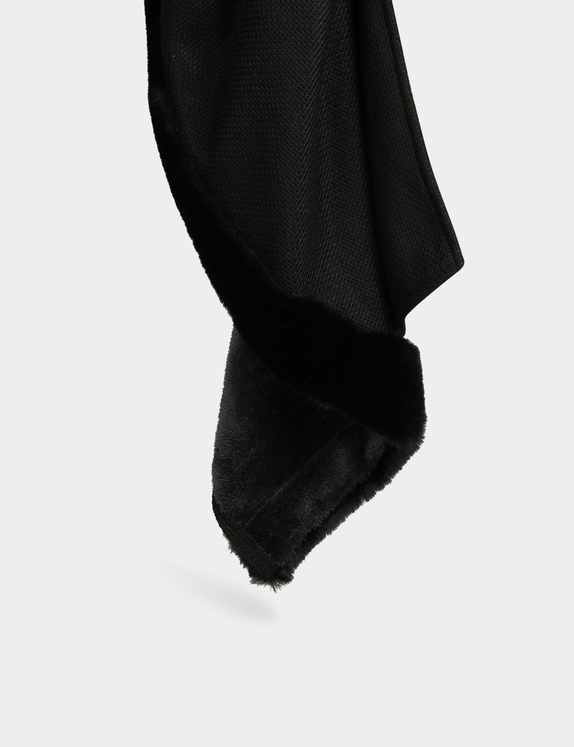 Capa con detalles pelo de imitación negro mujer