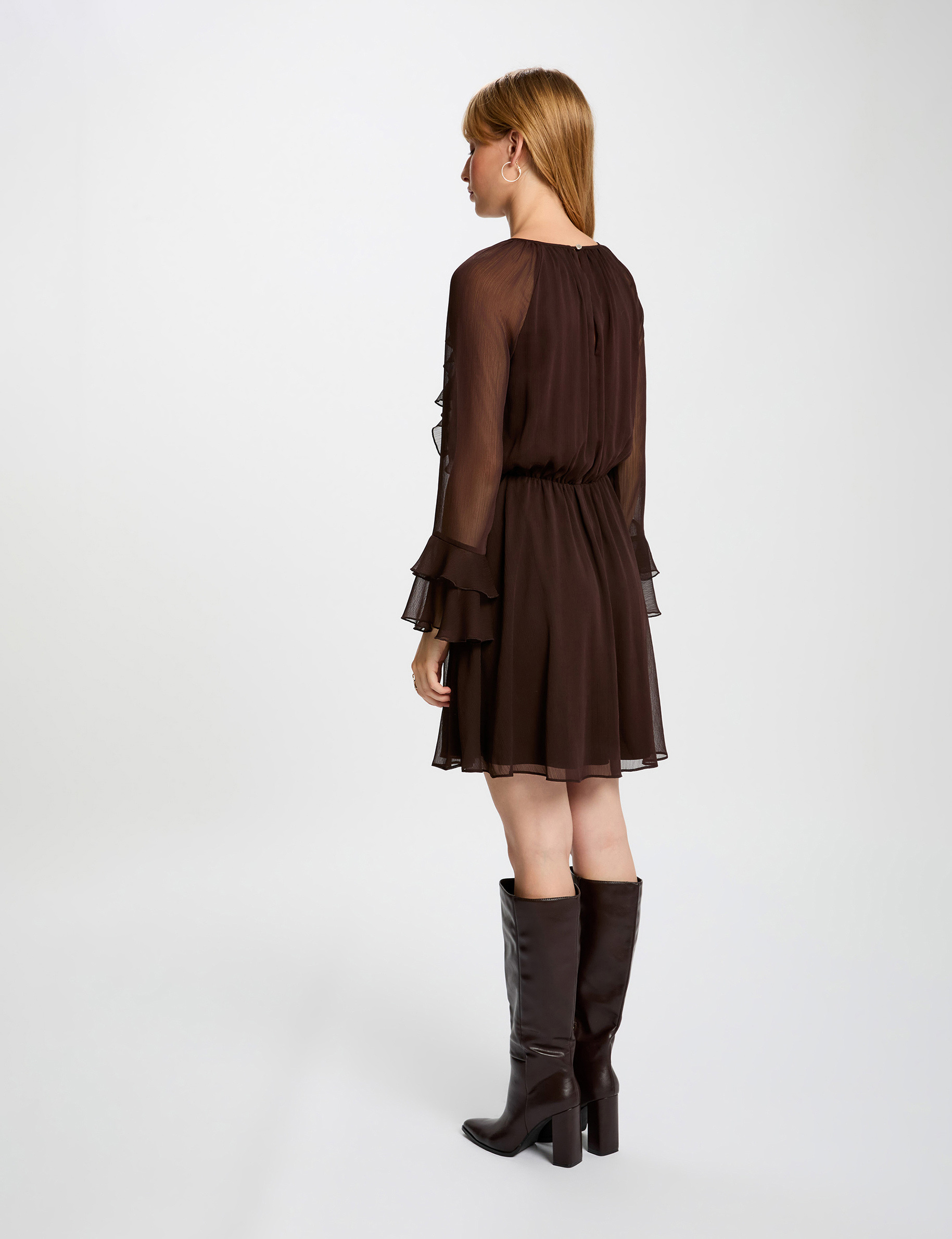 Vestido corto fluido marr&oacute;n oscuro mujer